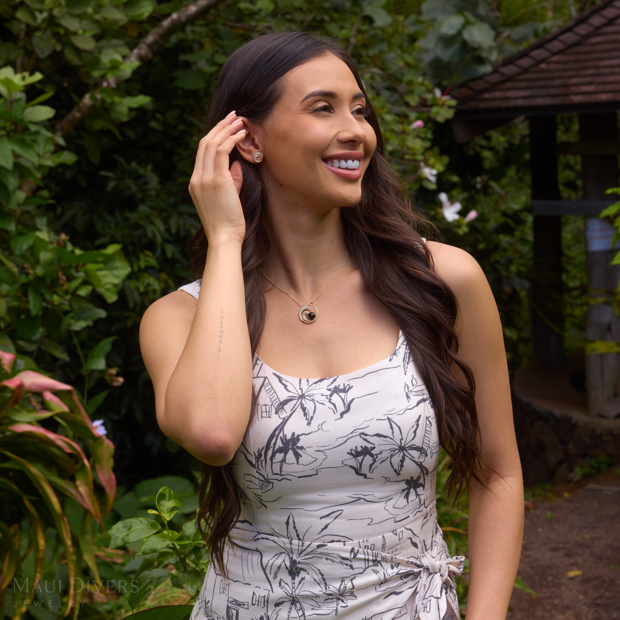 Nalu Black Coral Pendant in Gold with Diamonds - 24mm