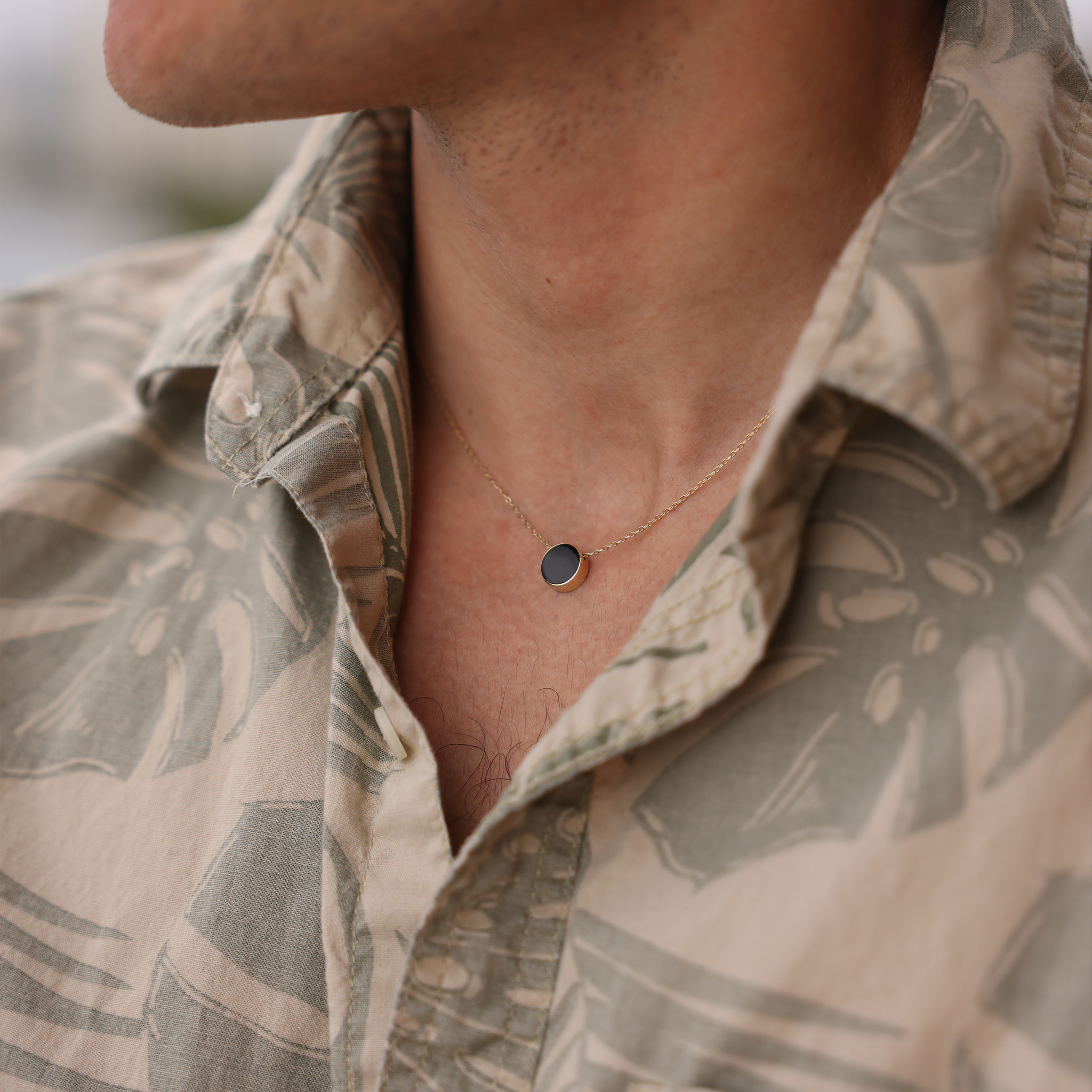 16-18" Adjustable Eclipse Flipside Black Coral & Mother of Pearl Necklace in Gold - 9mm