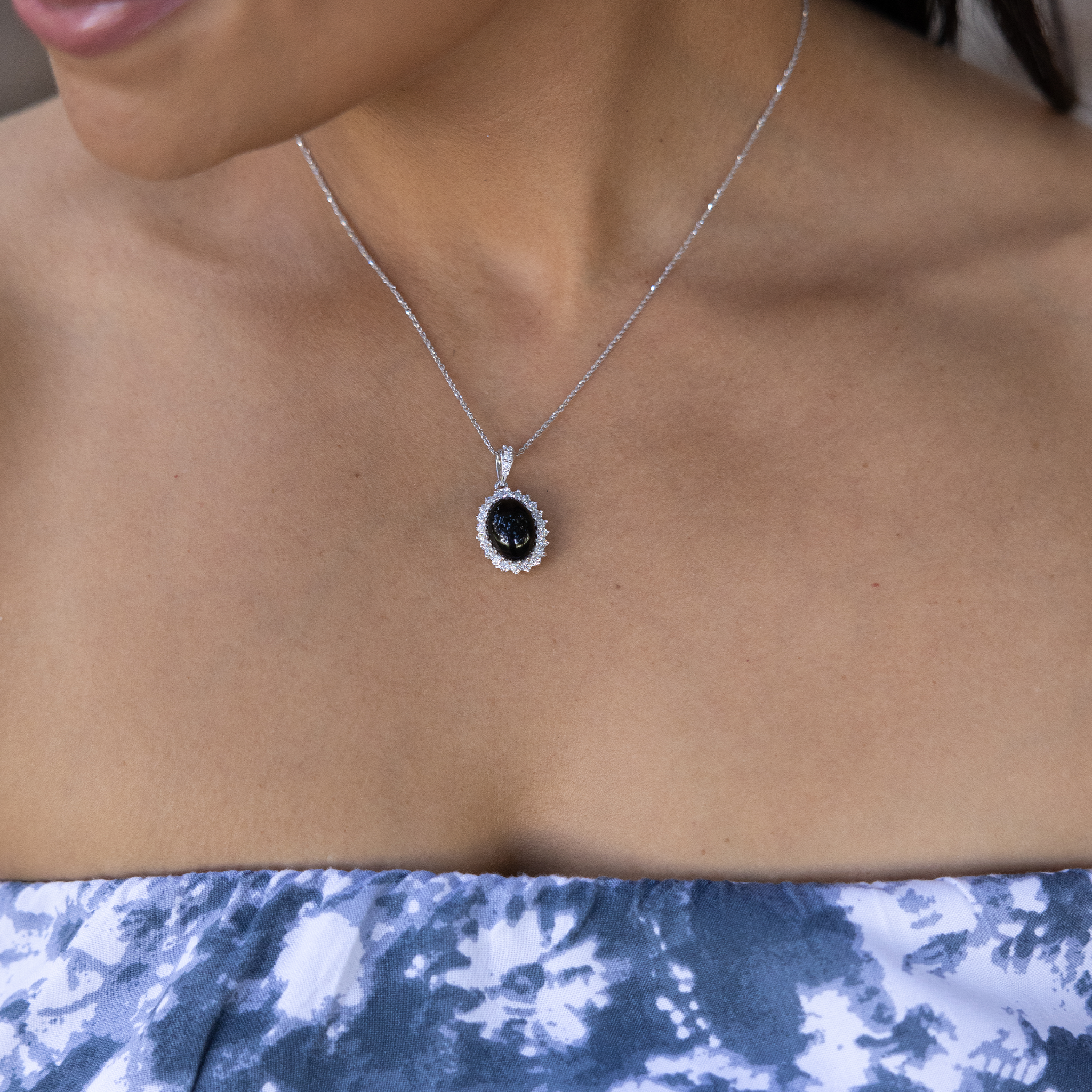 Princess Ka‘iulani Black Coral Pendant in White Gold with Diamonds - 18mm