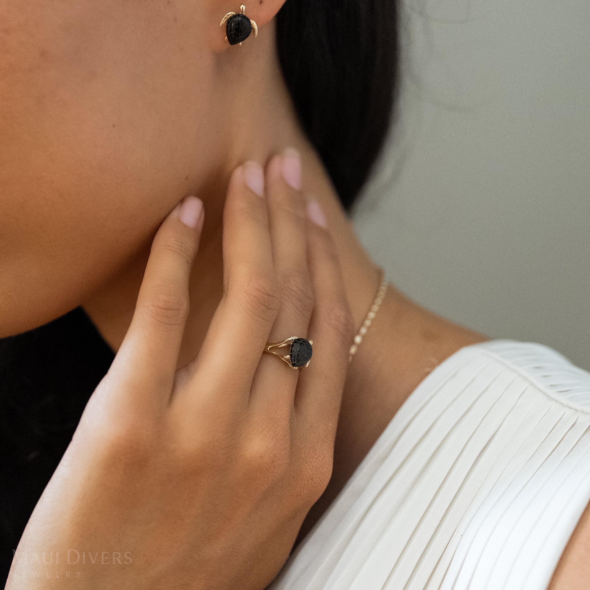 Honu Black Coral Ring in Gold - 11mm