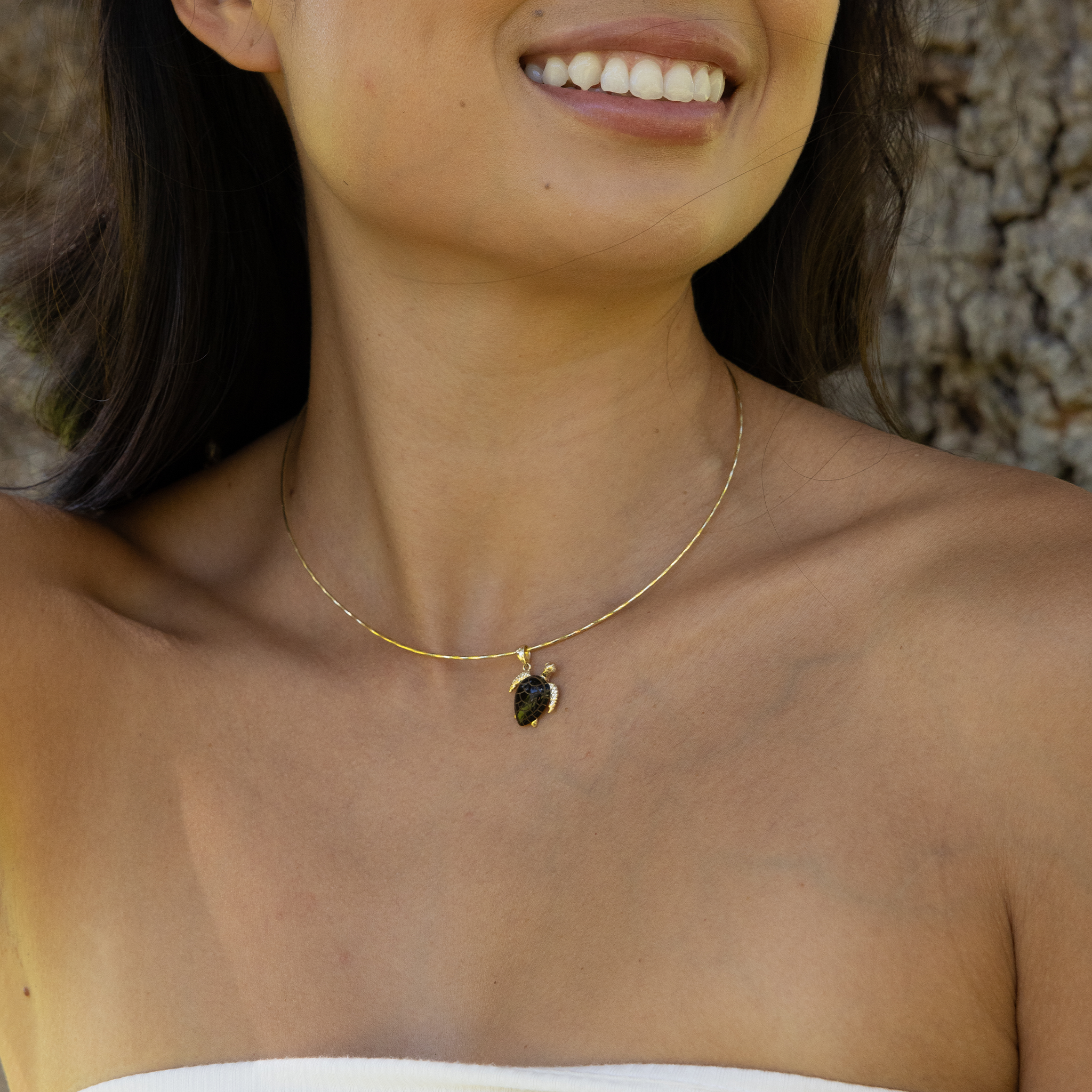 Honu Black Coral Pendant in Gold with Diamonds - 15mm