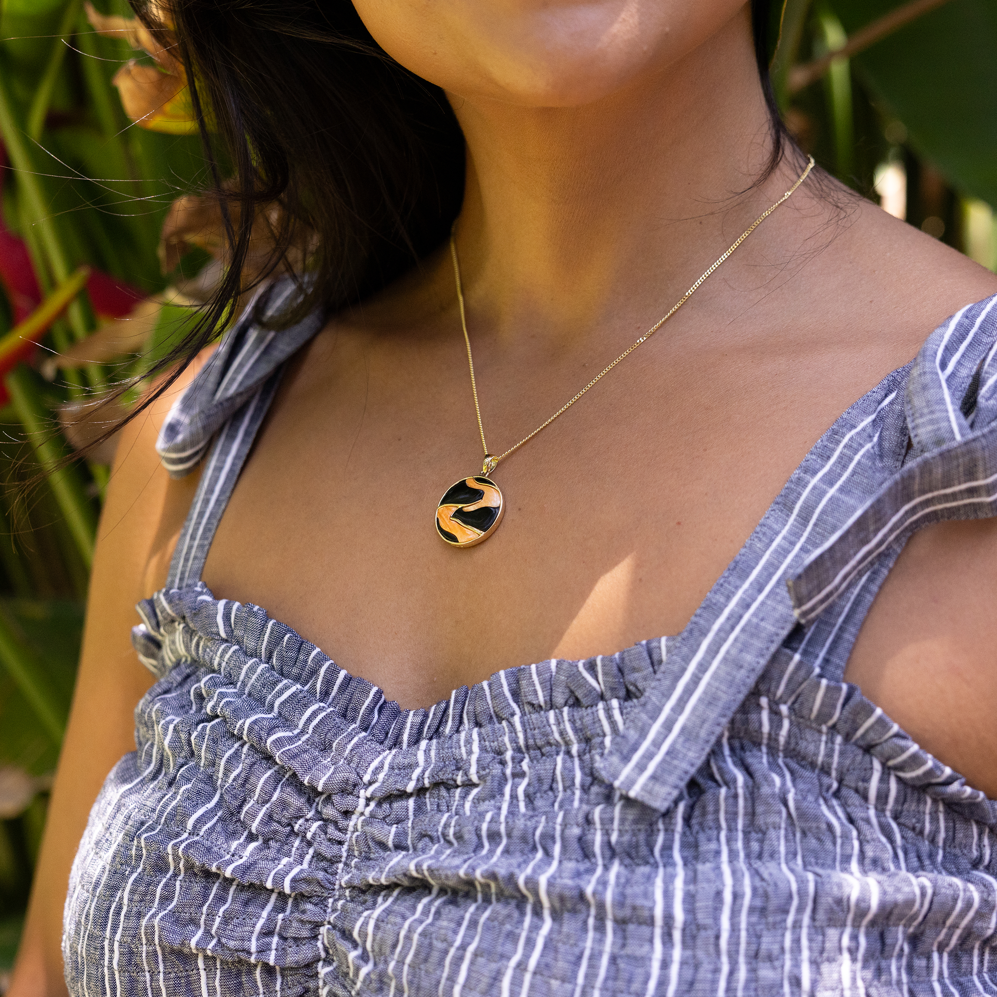 Lava Flow Black Coral and Spiny Oyster Pendant in Gold - 22mm