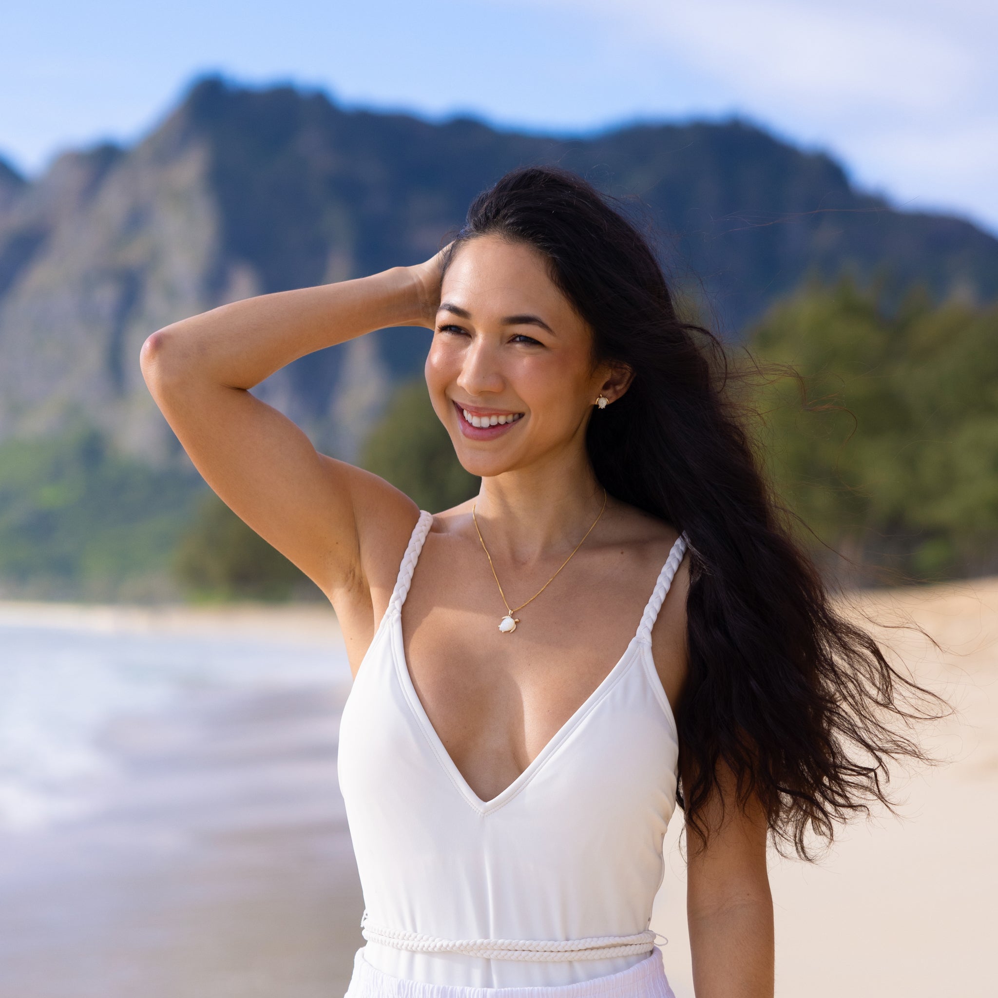 Honu Mother of Pearl Earrings in Gold - 11mm