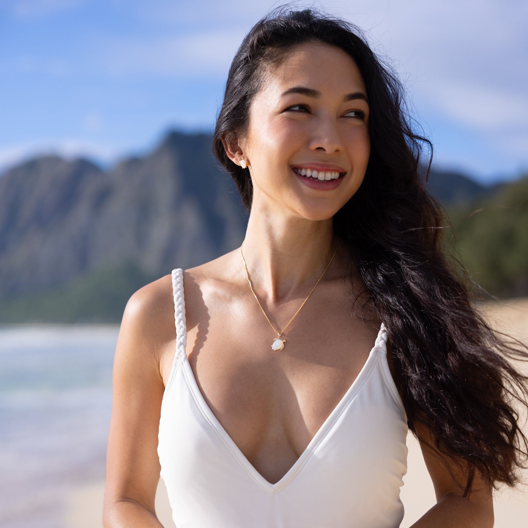 Honu Mother of Pearl Pendant in Gold - 15mm