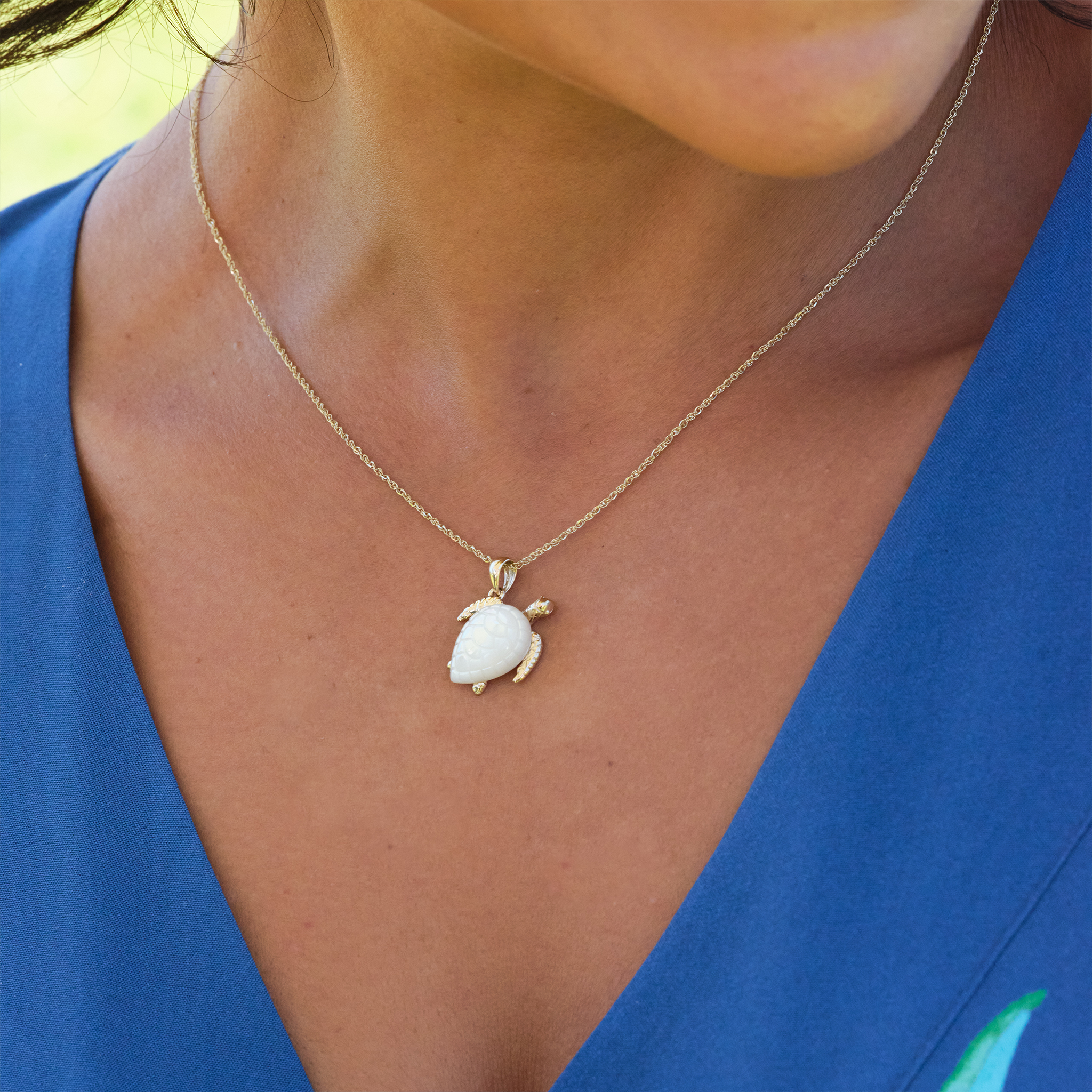 Honu Mother of Pearl Pendant in Gold - 15mm