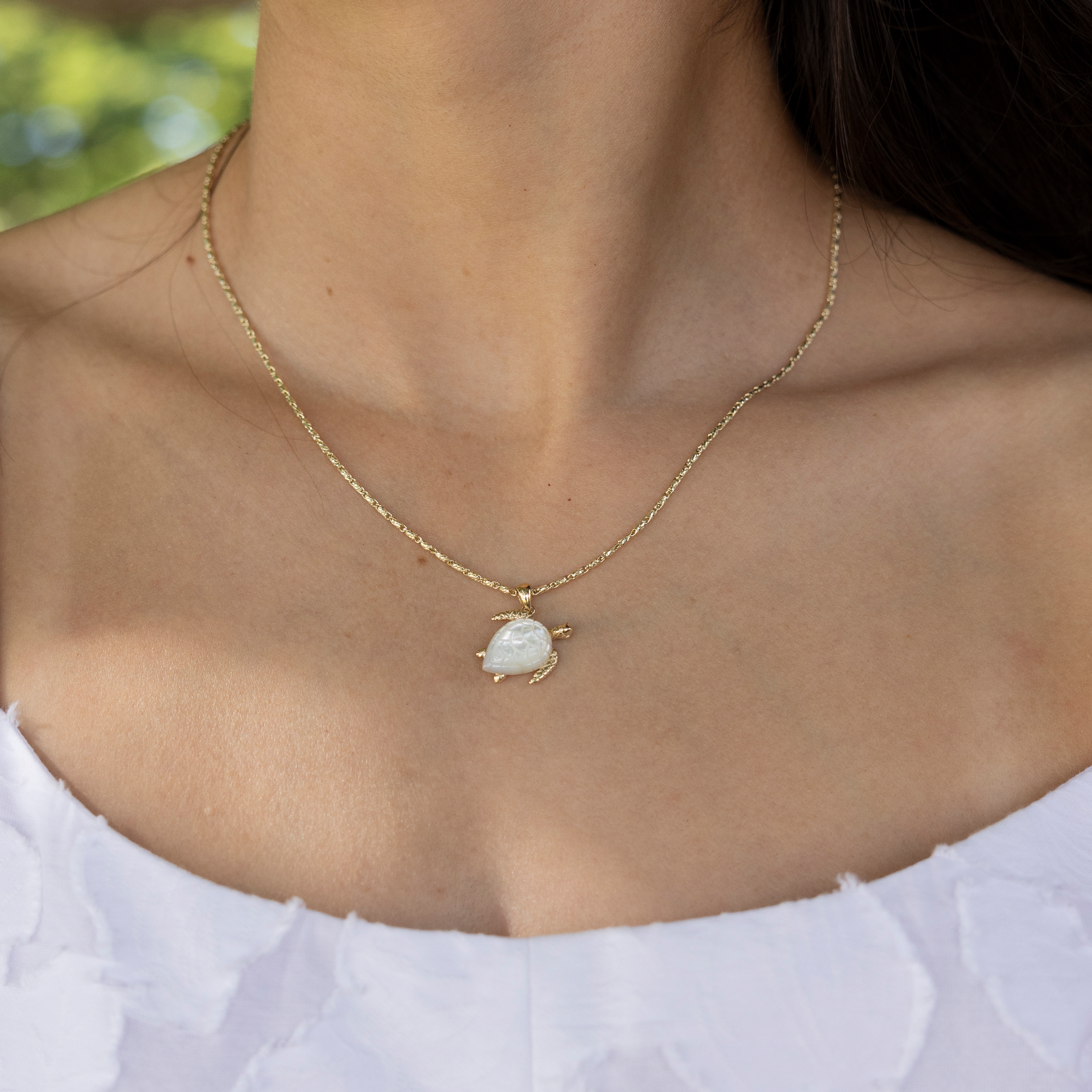 Honu Mother of Pearl Pendant in Gold - 15mm