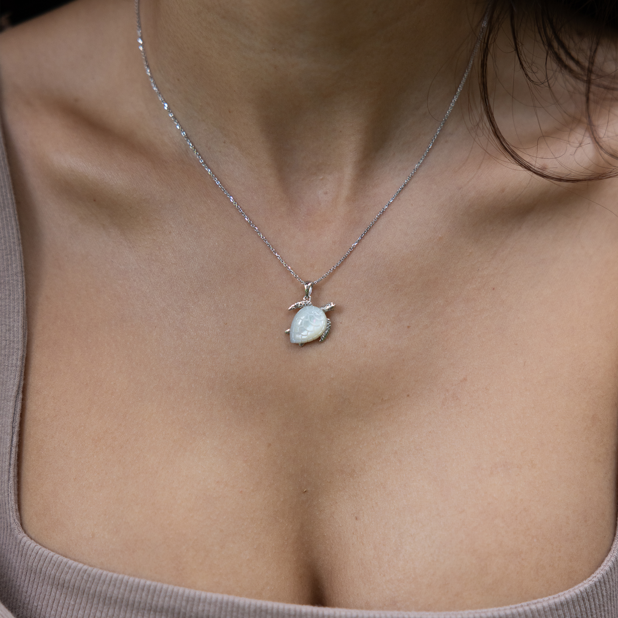 Honu Mother of Pearl Pendant in White Gold - 15mm