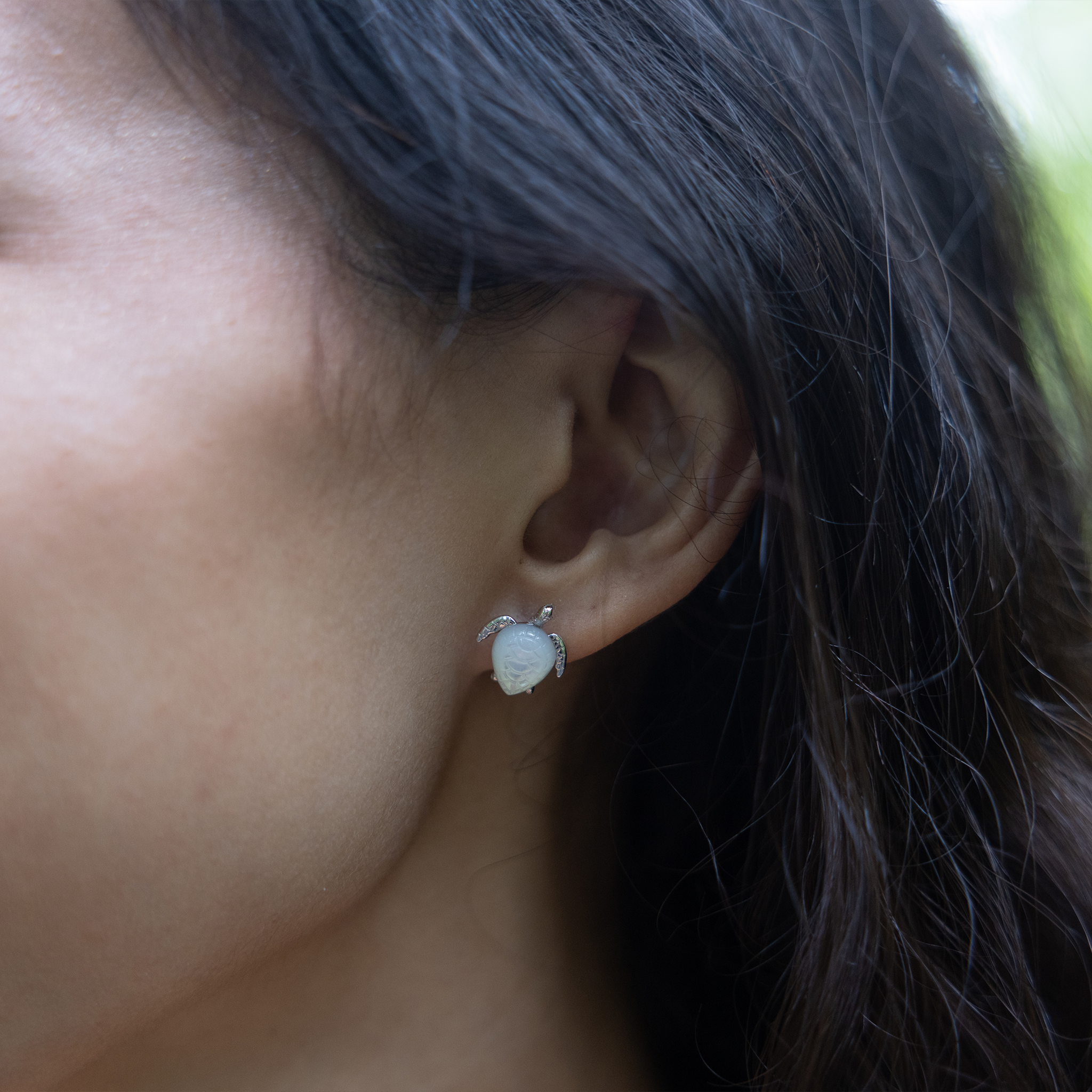 Honu Mother of Pearl Earrings in White Gold - 11mm