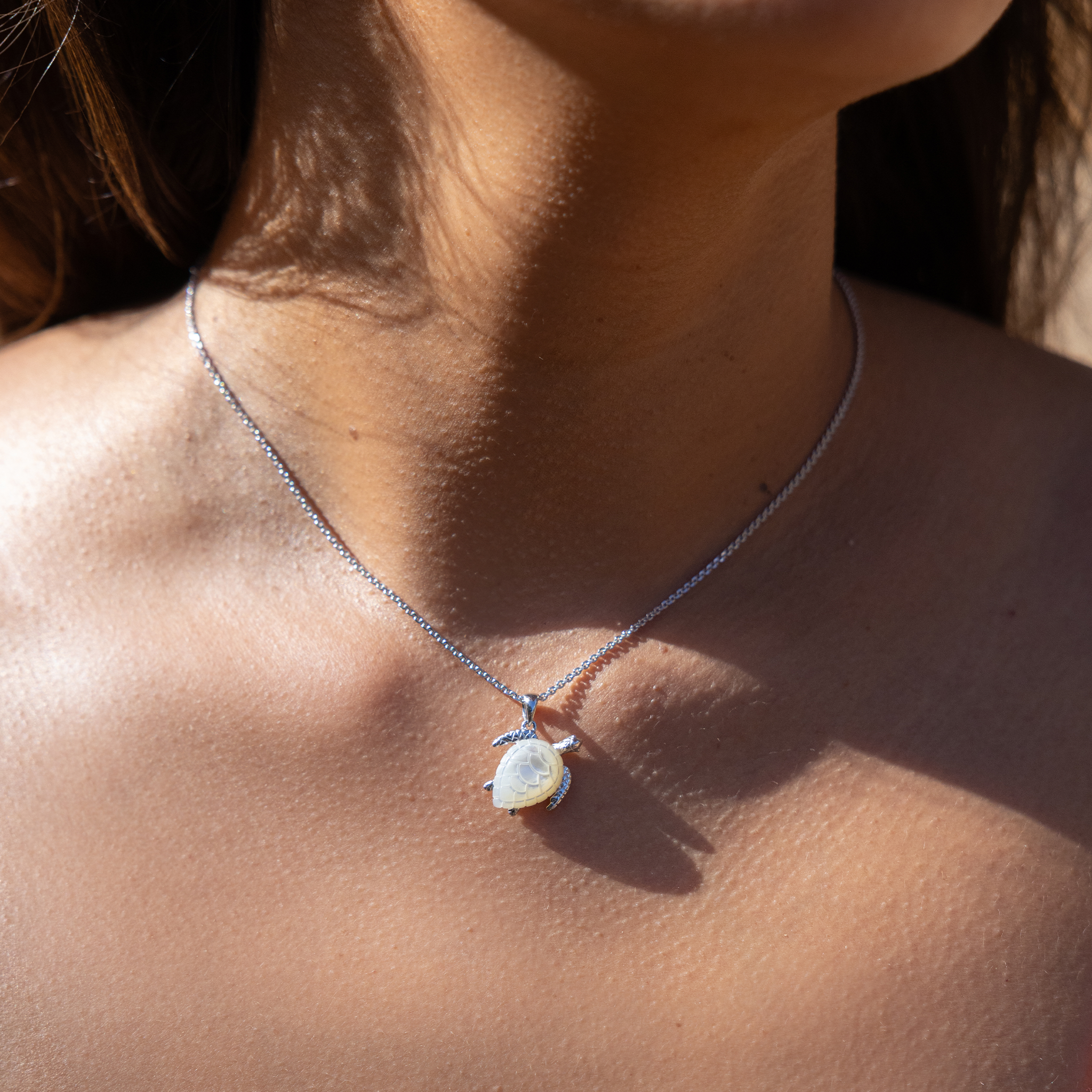 Honu Mother of Pearl Pendant in White Gold - 15mm