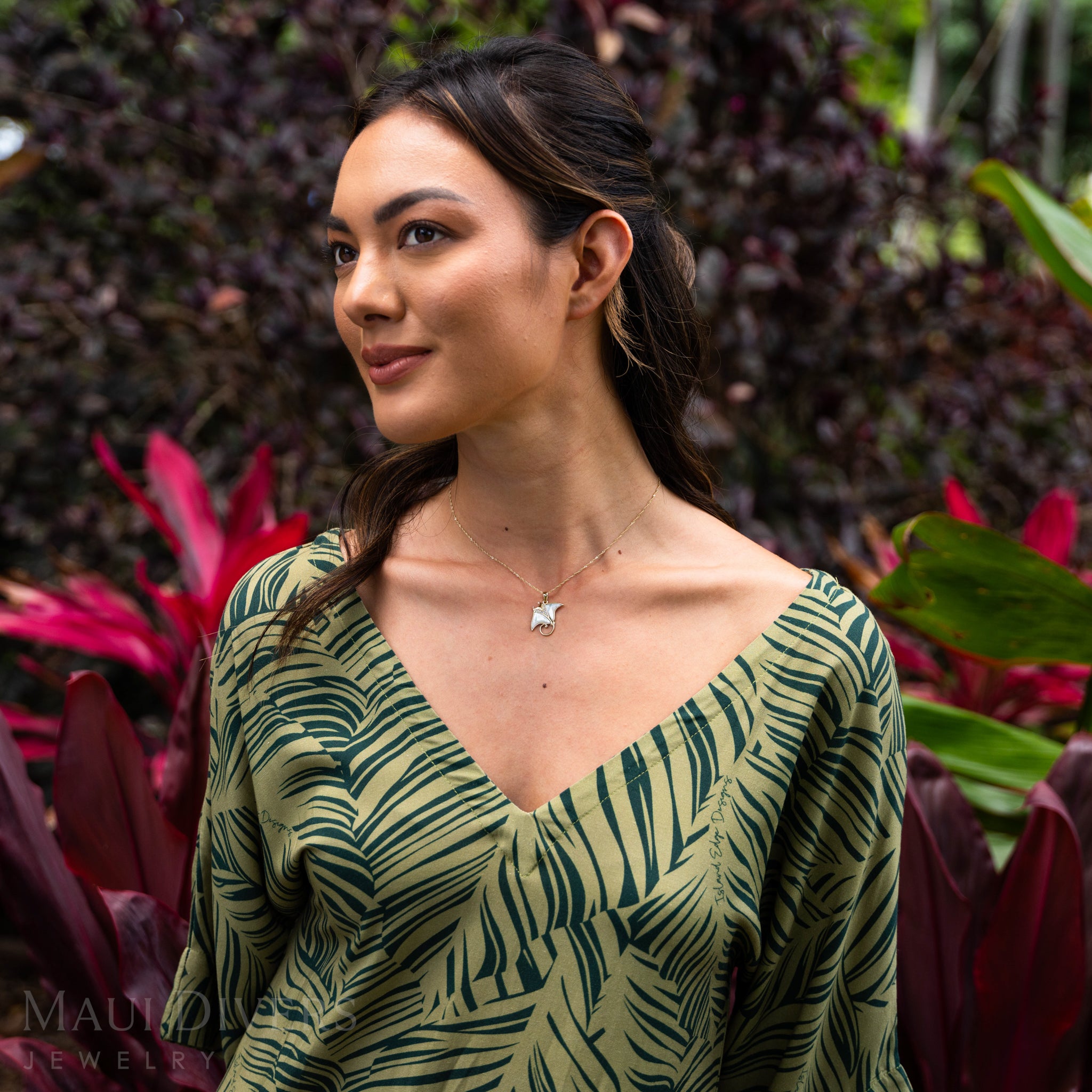 Sealife Manta Ray Mother of Pearl Pendant in Gold with Diamonds - 21mm