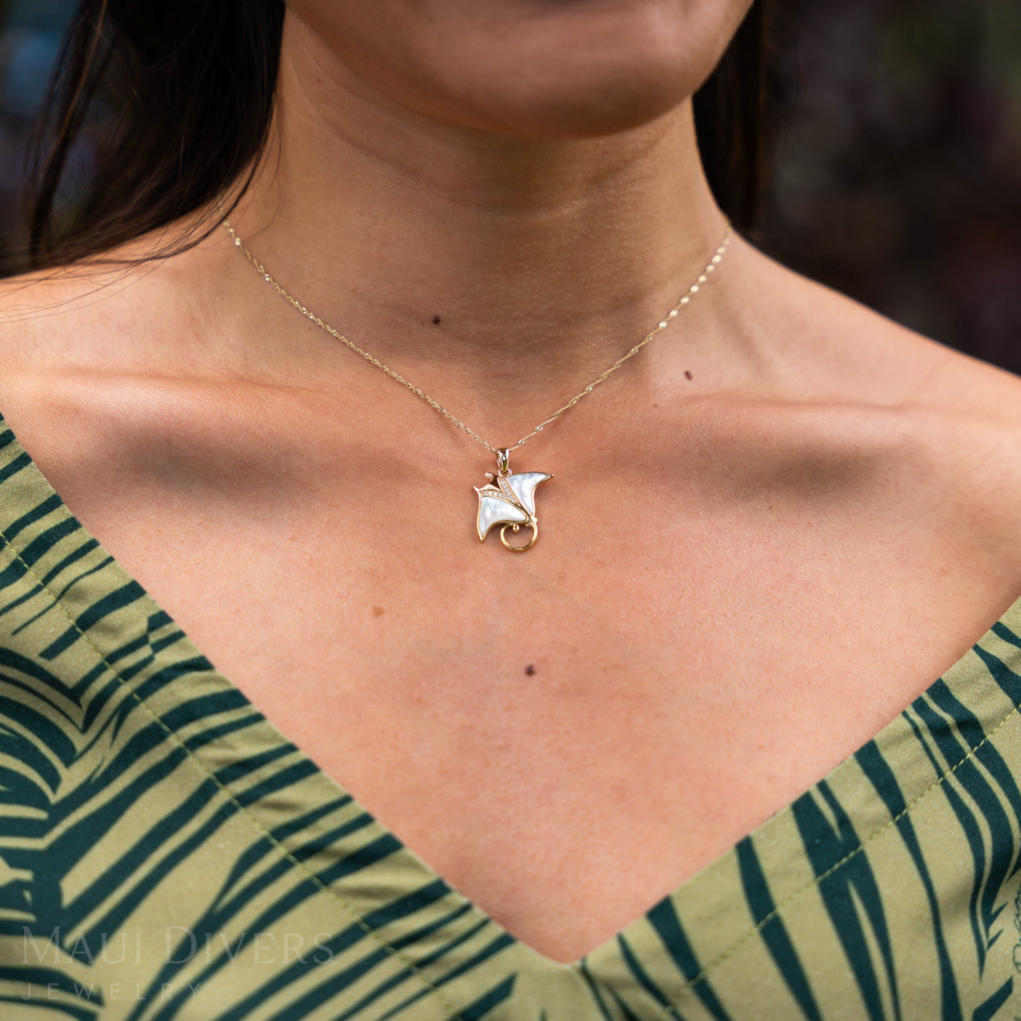 Sealife Manta Ray Mother of Pearl Pendant in Gold with Diamonds - 21mm