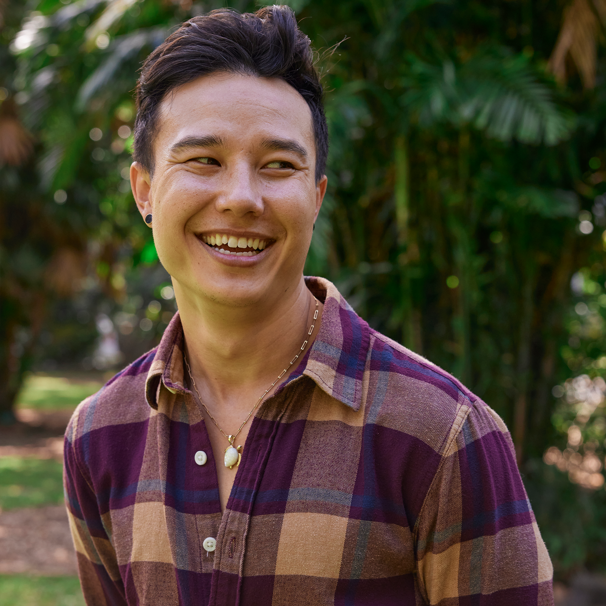 Honu Mother of Pearl Pendant in Gold with Diamonds - 21mm