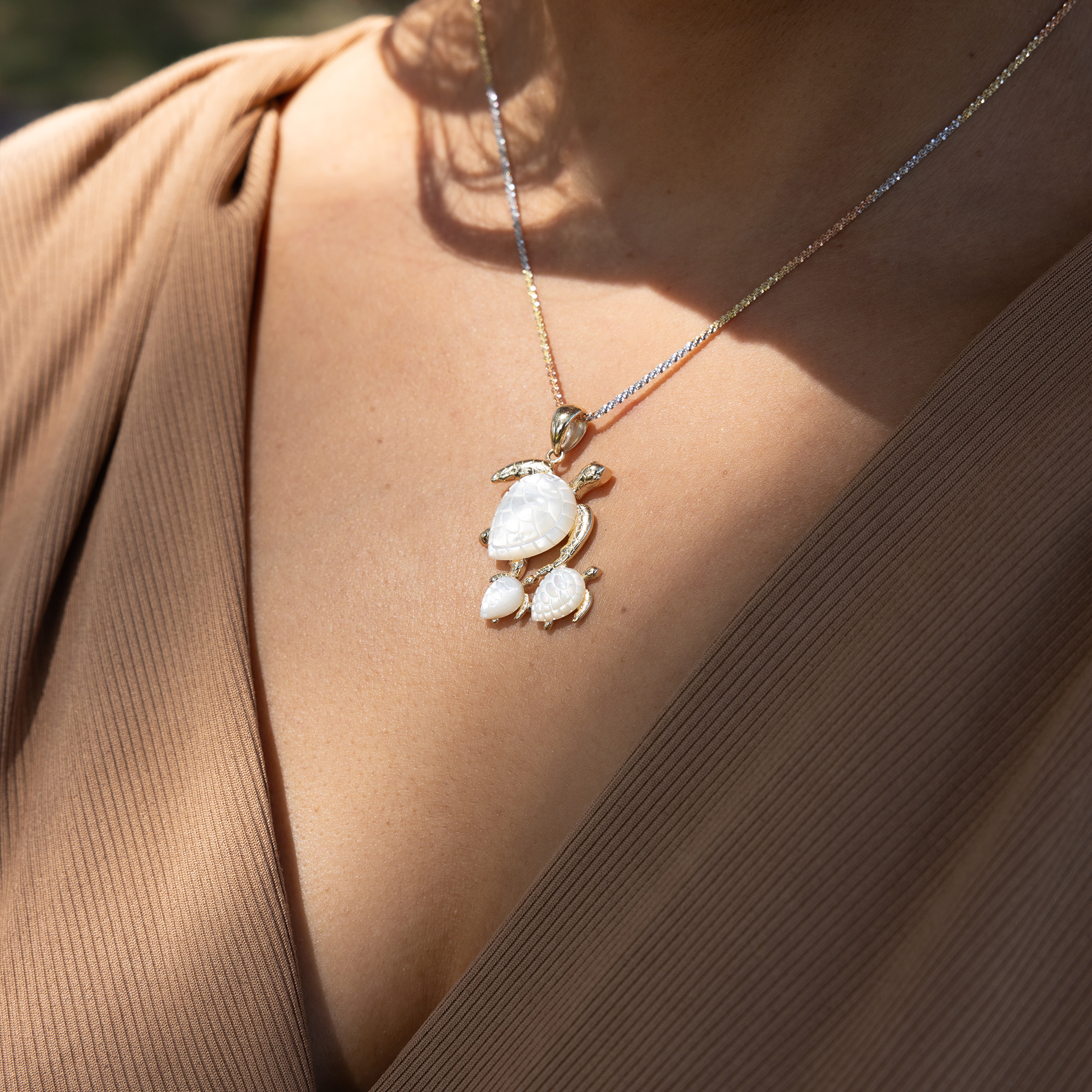 Honu Mother of Pearl Pendant in Gold - 29mm