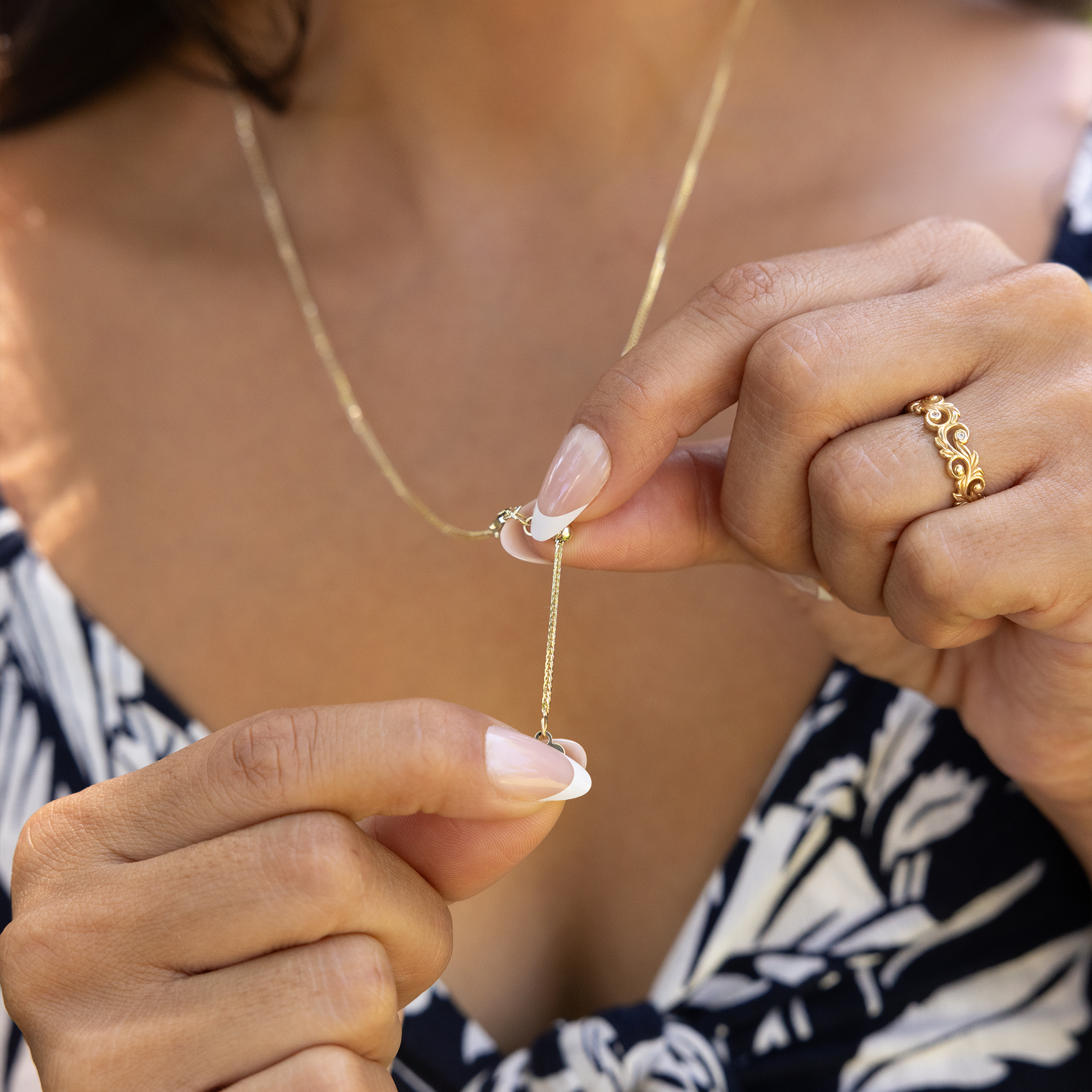 Woman showing adjustable detail of 1.4mm Espiga Chain in Gold