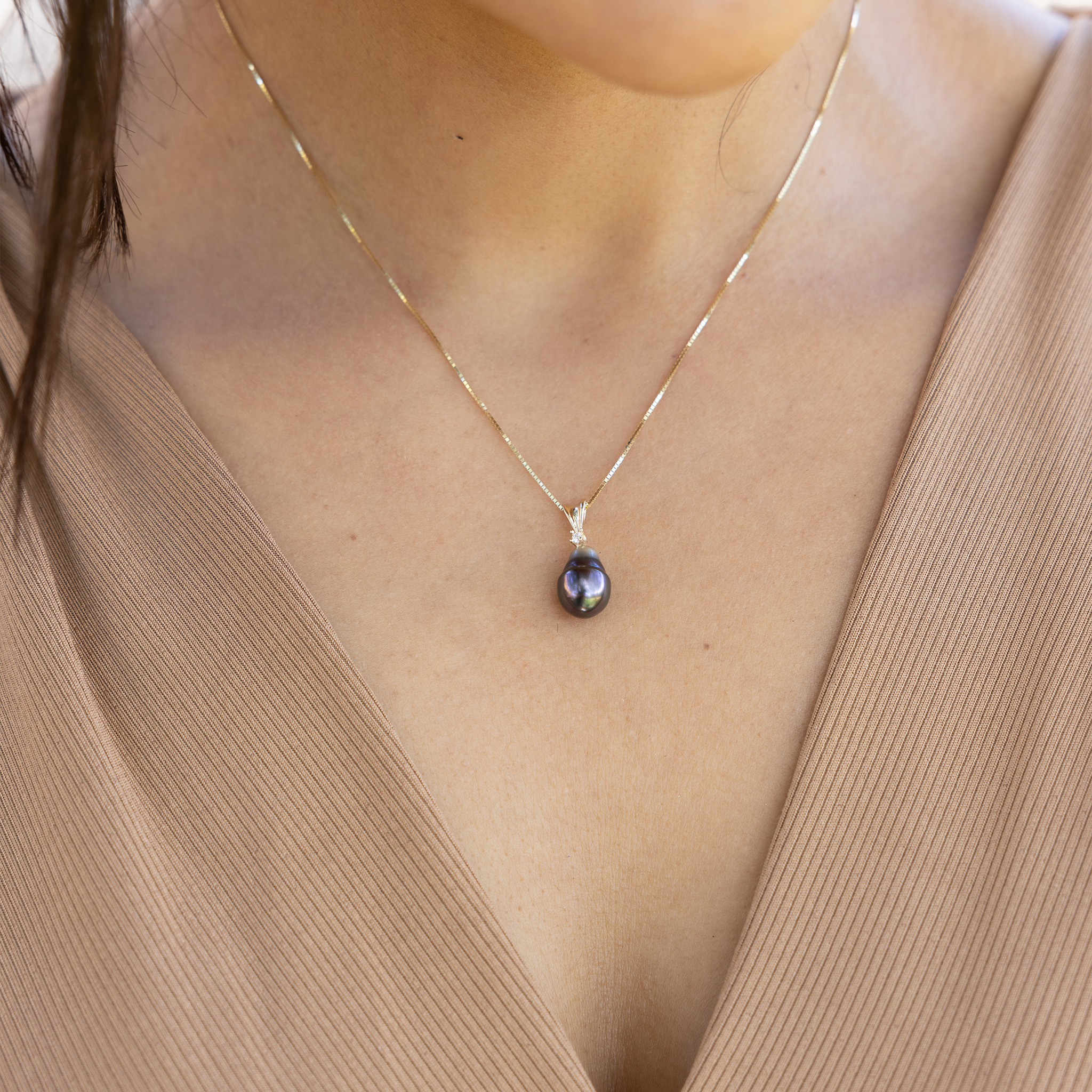 Tahitian Black Pearl Pendant in Gold with Diamond - 8-9mm