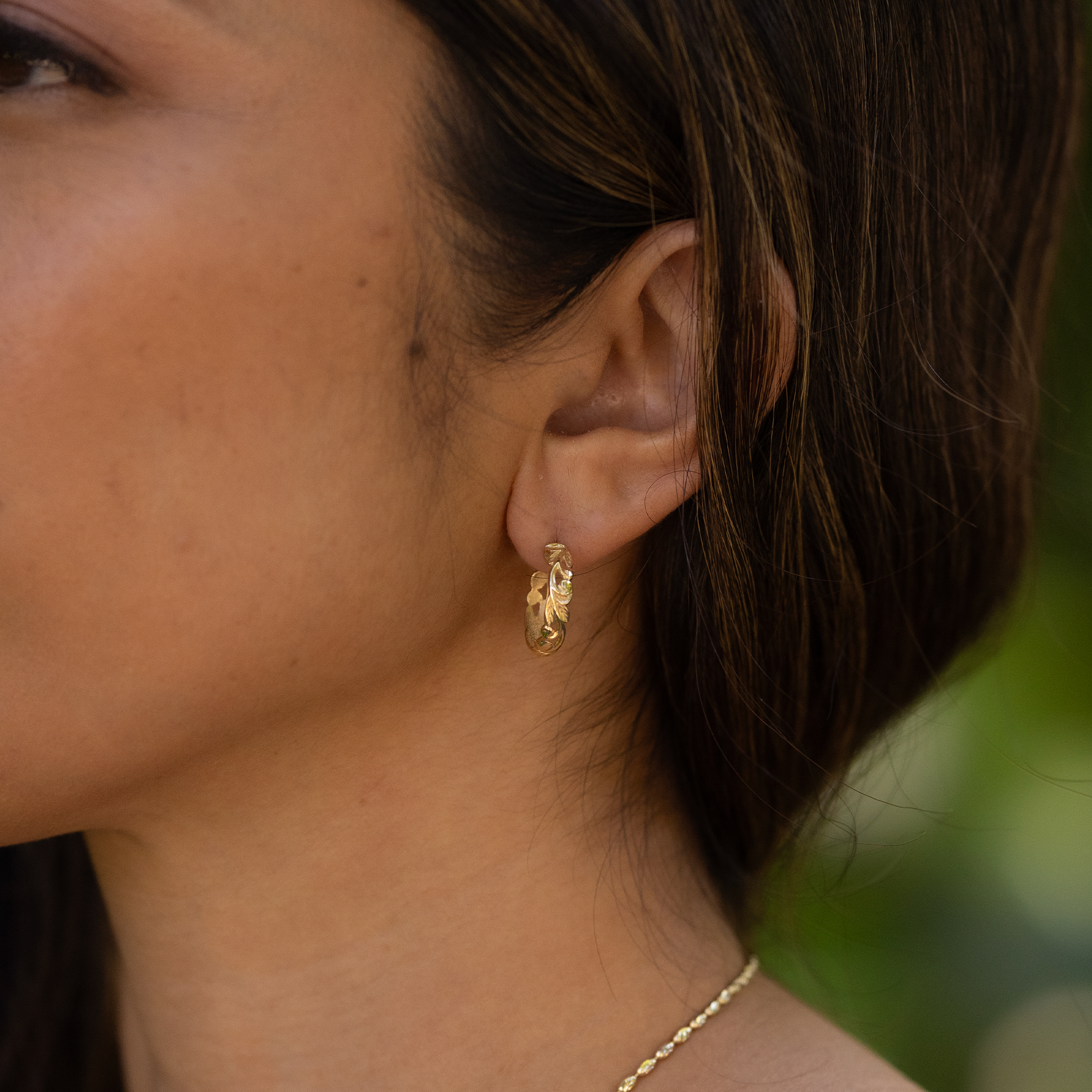 Hawaiian Heirloom Maile Scroll Earrings in Gold - 17.5mm