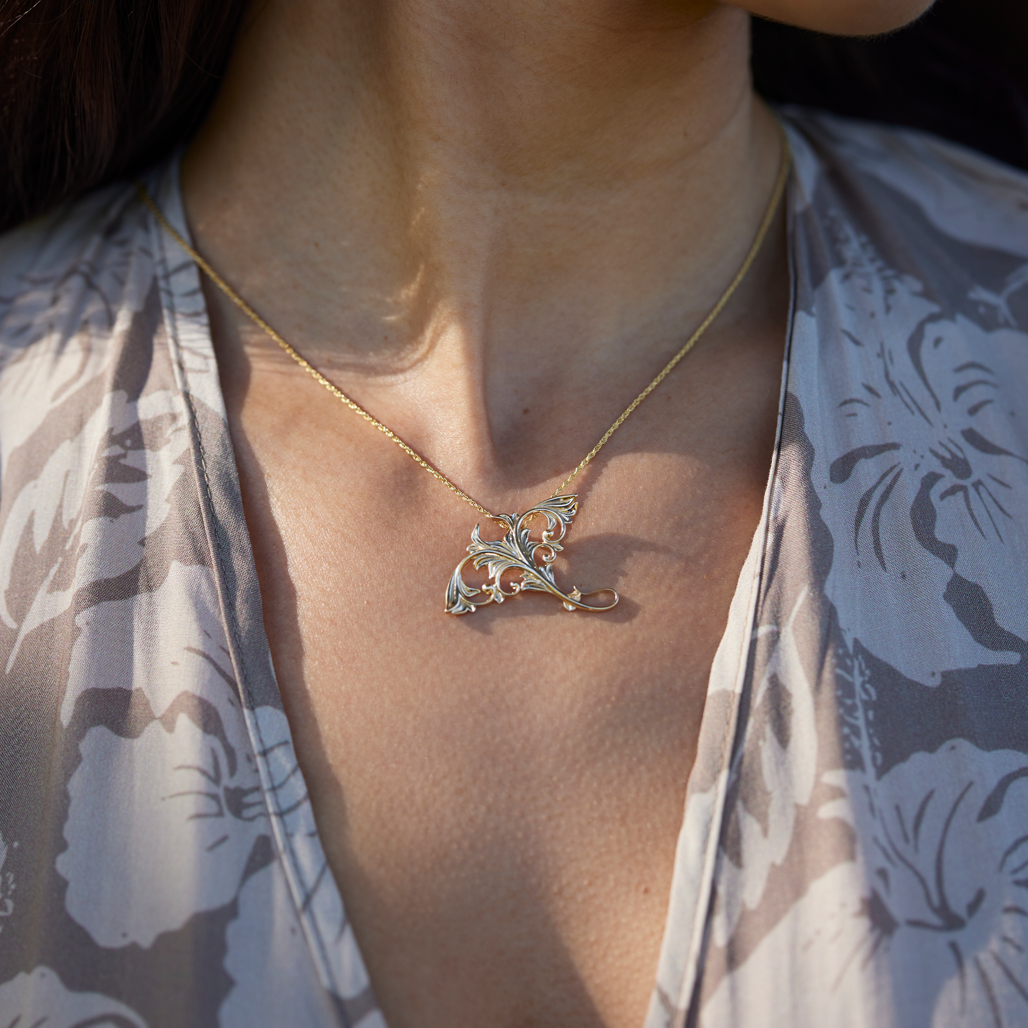 Living Heirloom Manta Ray Pendant in Gold - 35mm