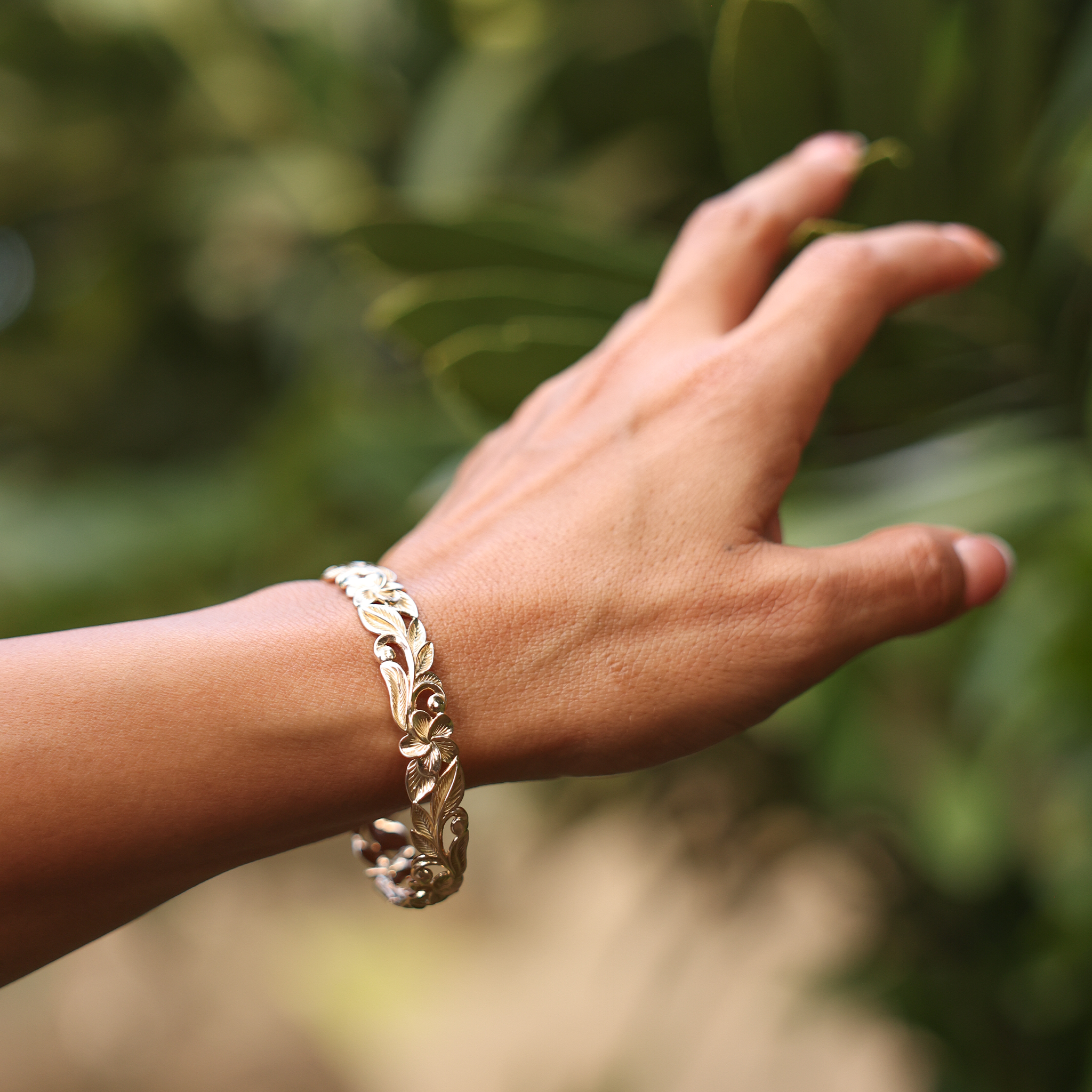 Hawaiian Heirloom Plumeria Bracelet in Gold - 10mm