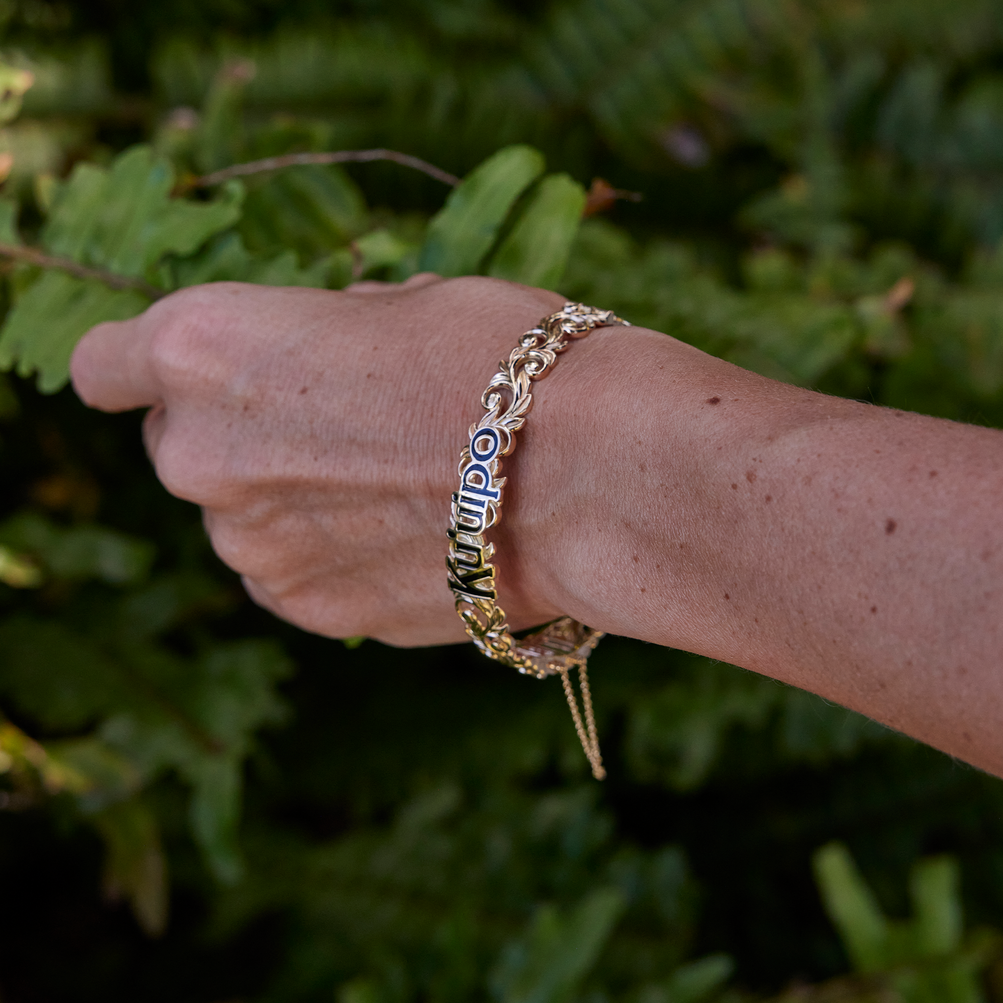 Living Heirloom Kuʻuipo Hinge Bracelet in Gold - 10mm