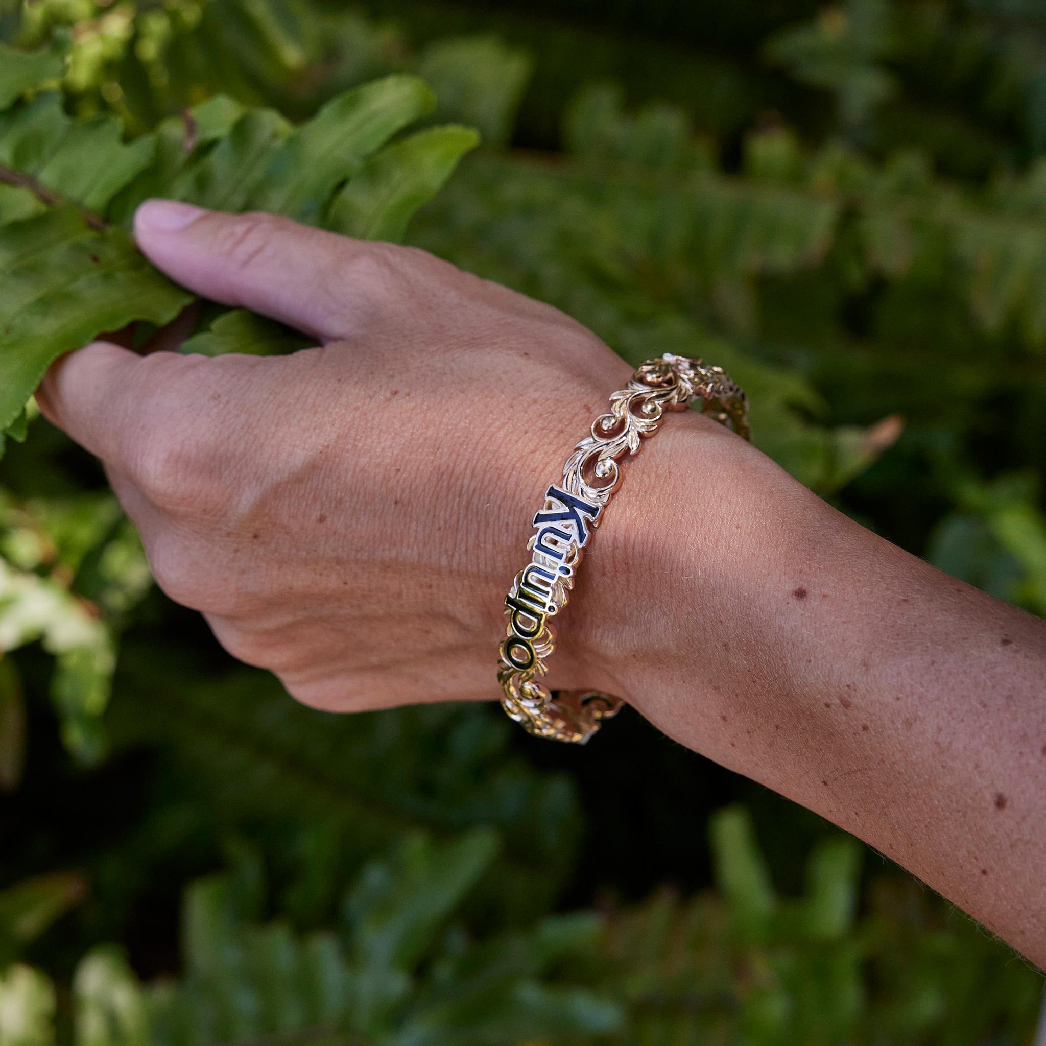 Living Heirloom Kuʻuipo Hinge Bracelet in Gold - 12mm