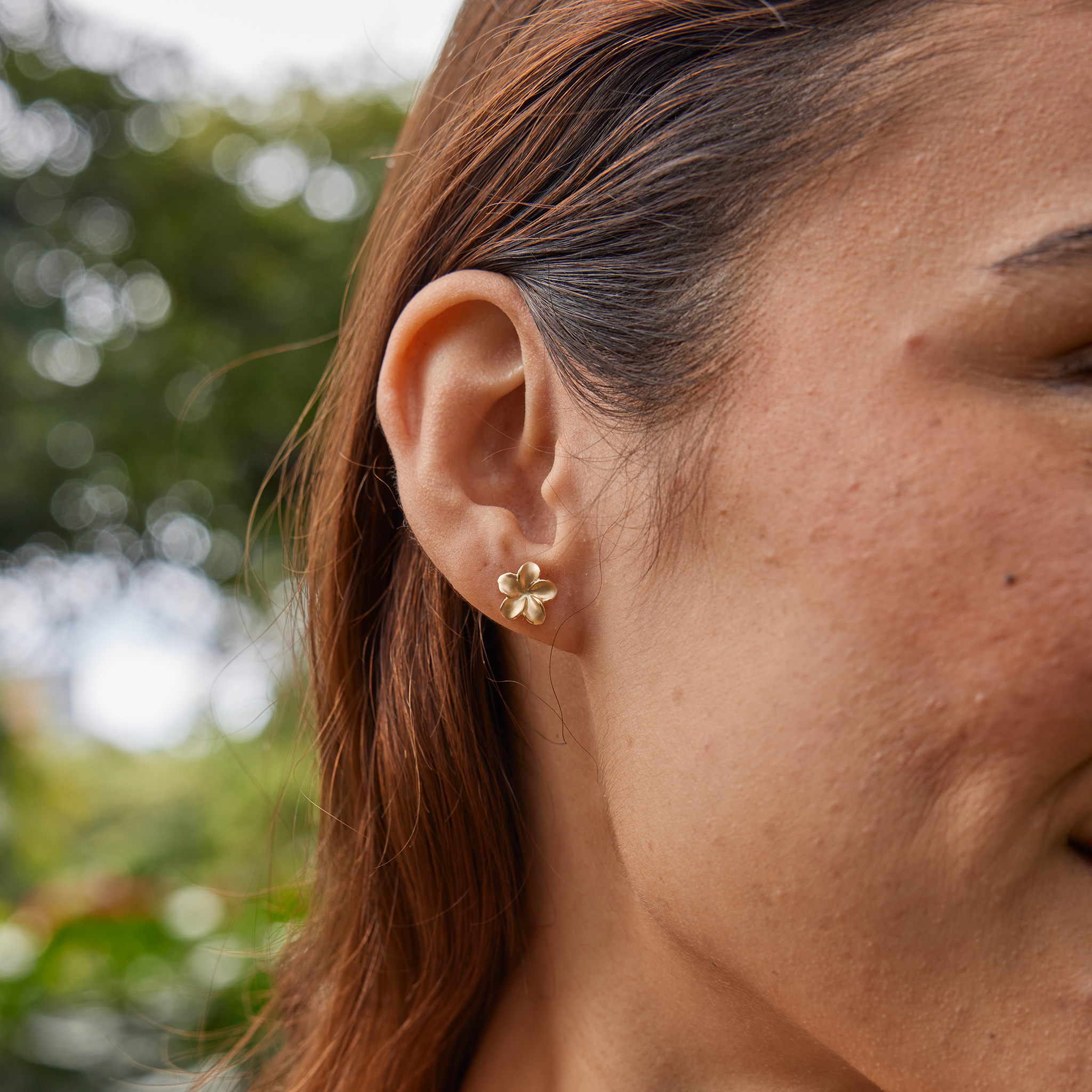 Plumeria Earrings in Gold - 9mm