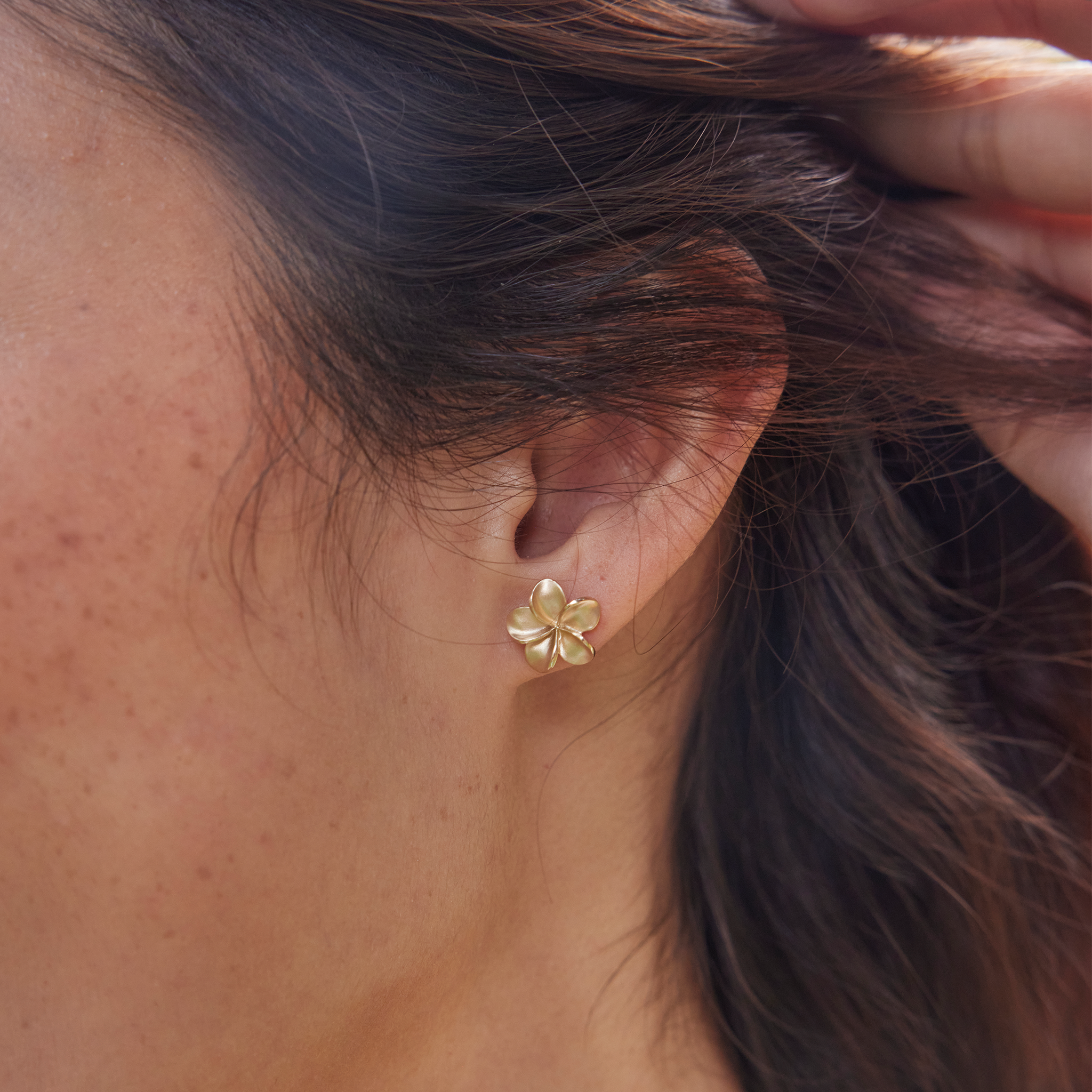 Plumeria Earrings in Gold - 11mm