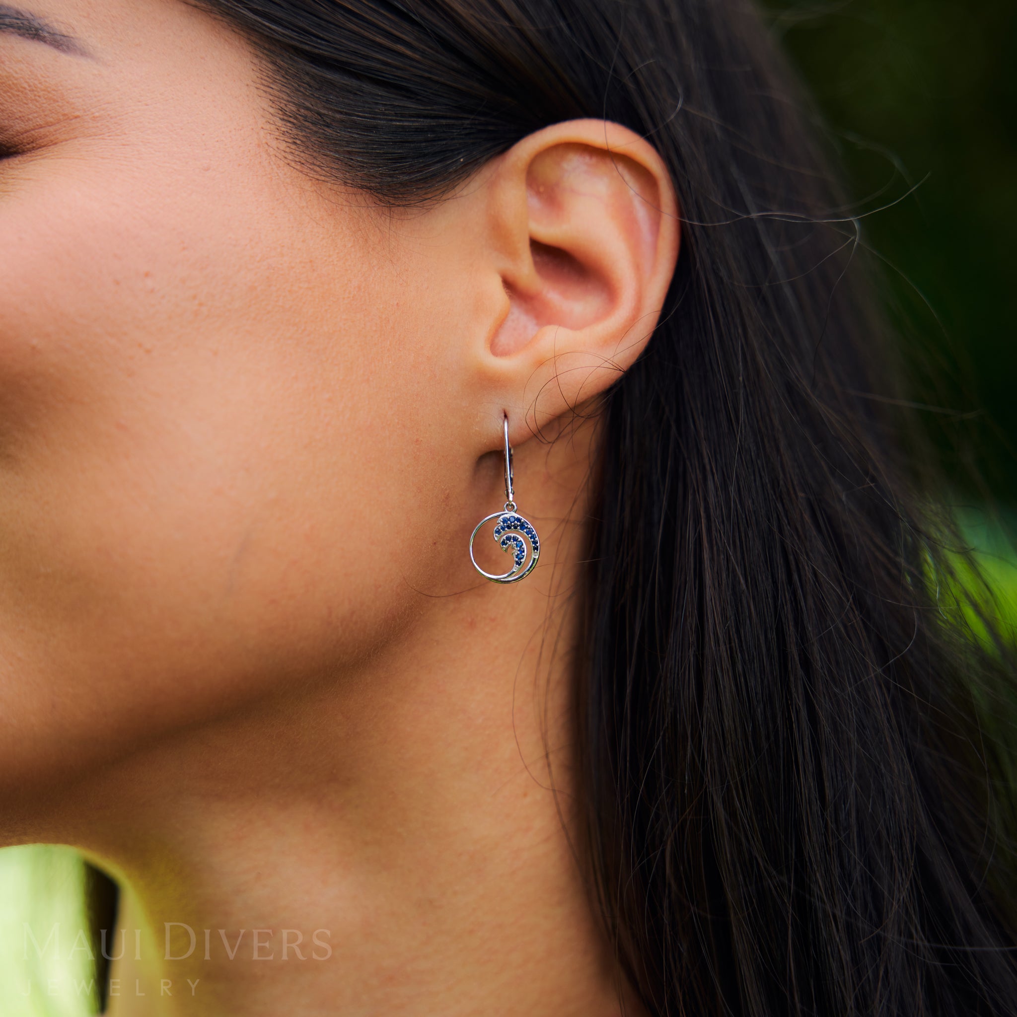Nalu Earrings in White Gold with Blue Sapphires - 12mm