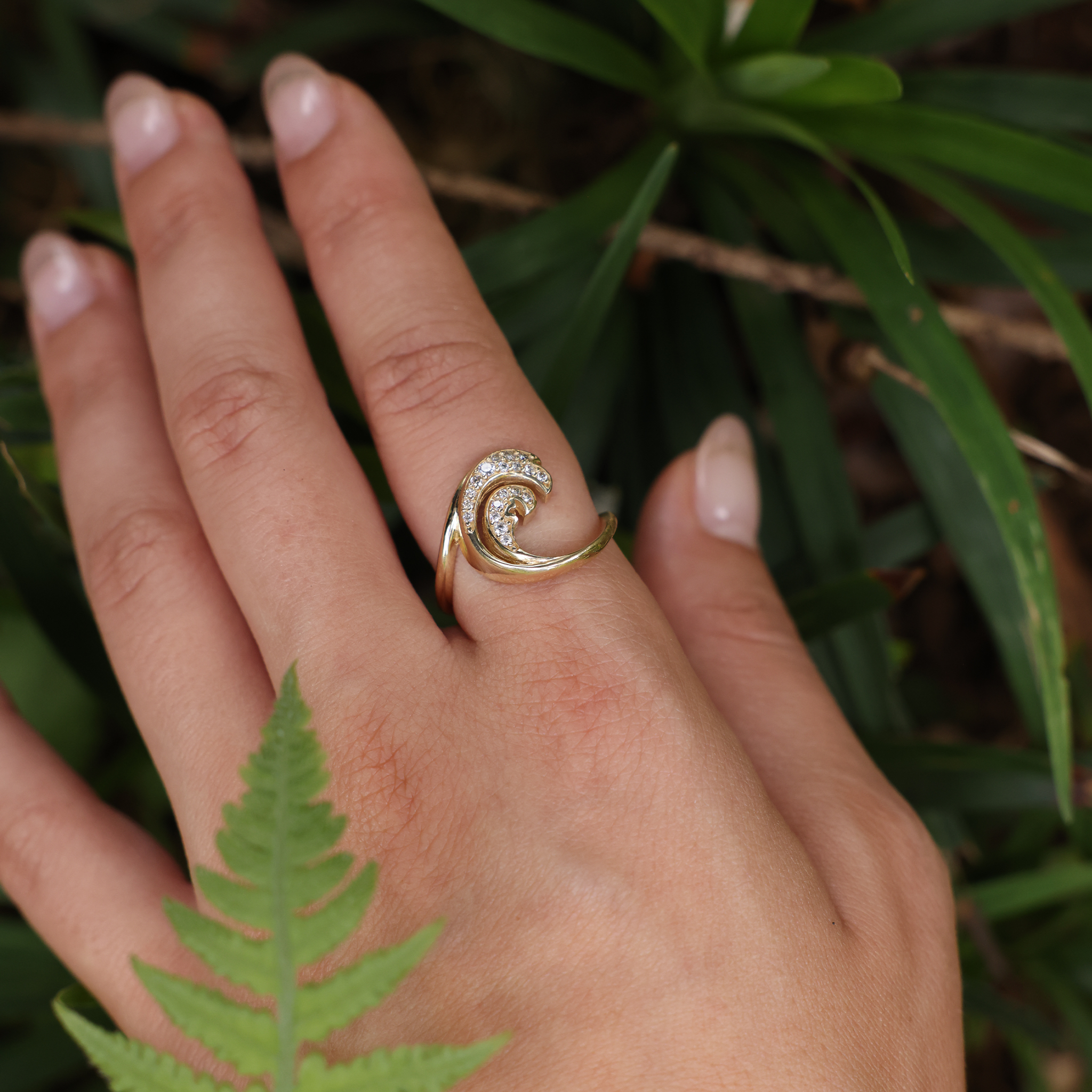 Nalu Ring in Gold with Diamonds - 15mm