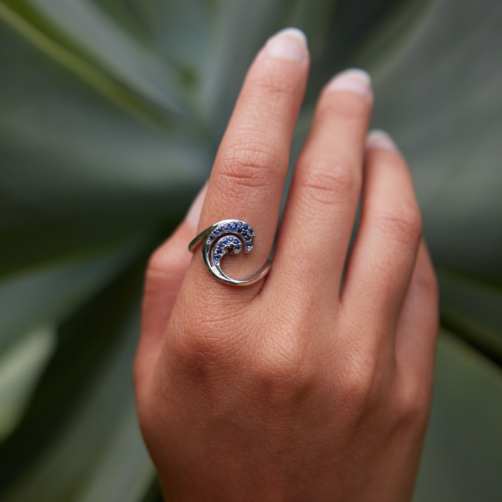 Nalu Ring in White Gold with Blue Sapphires - 15mm