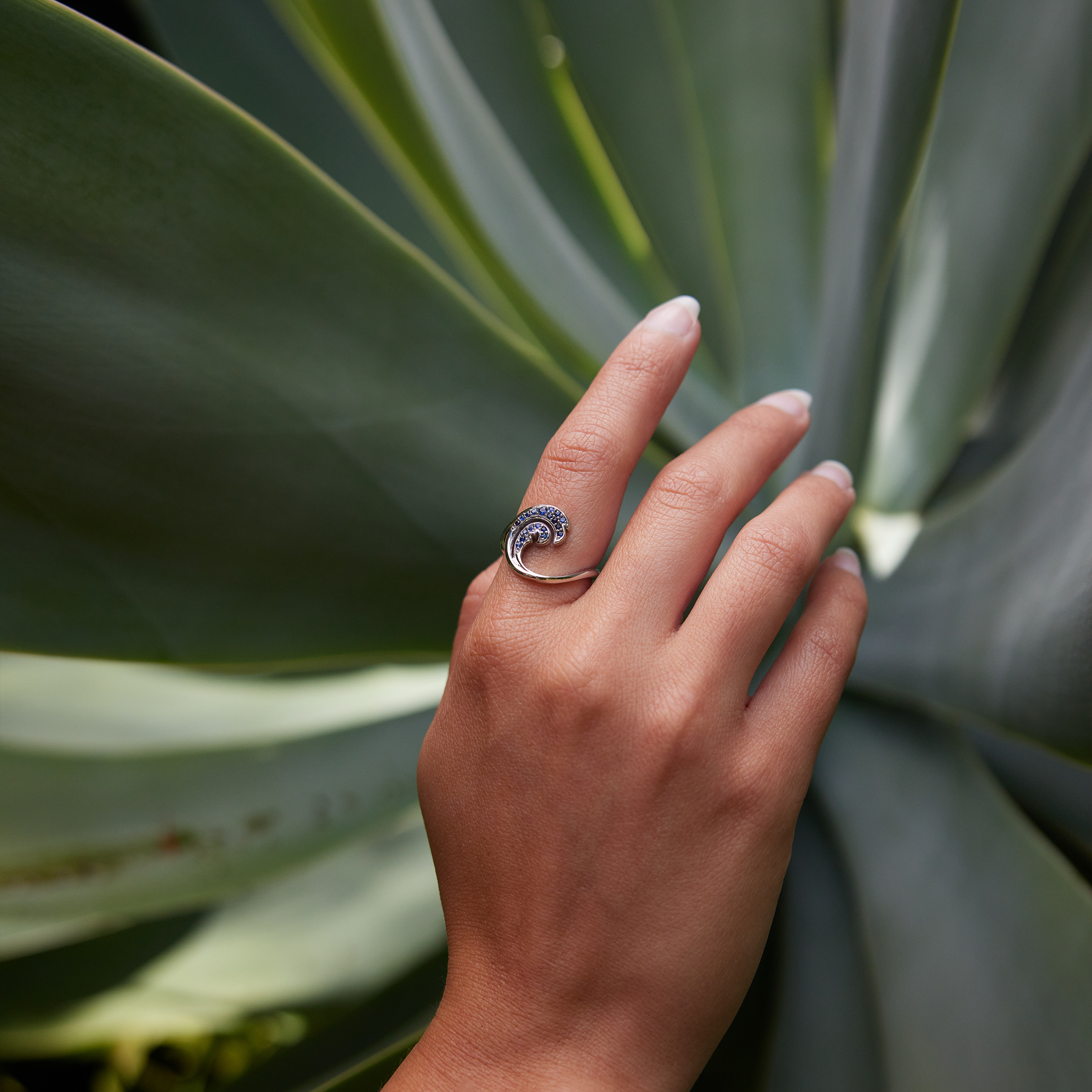 Nalu Ring in White Gold with Blue Sapphires - 15mm