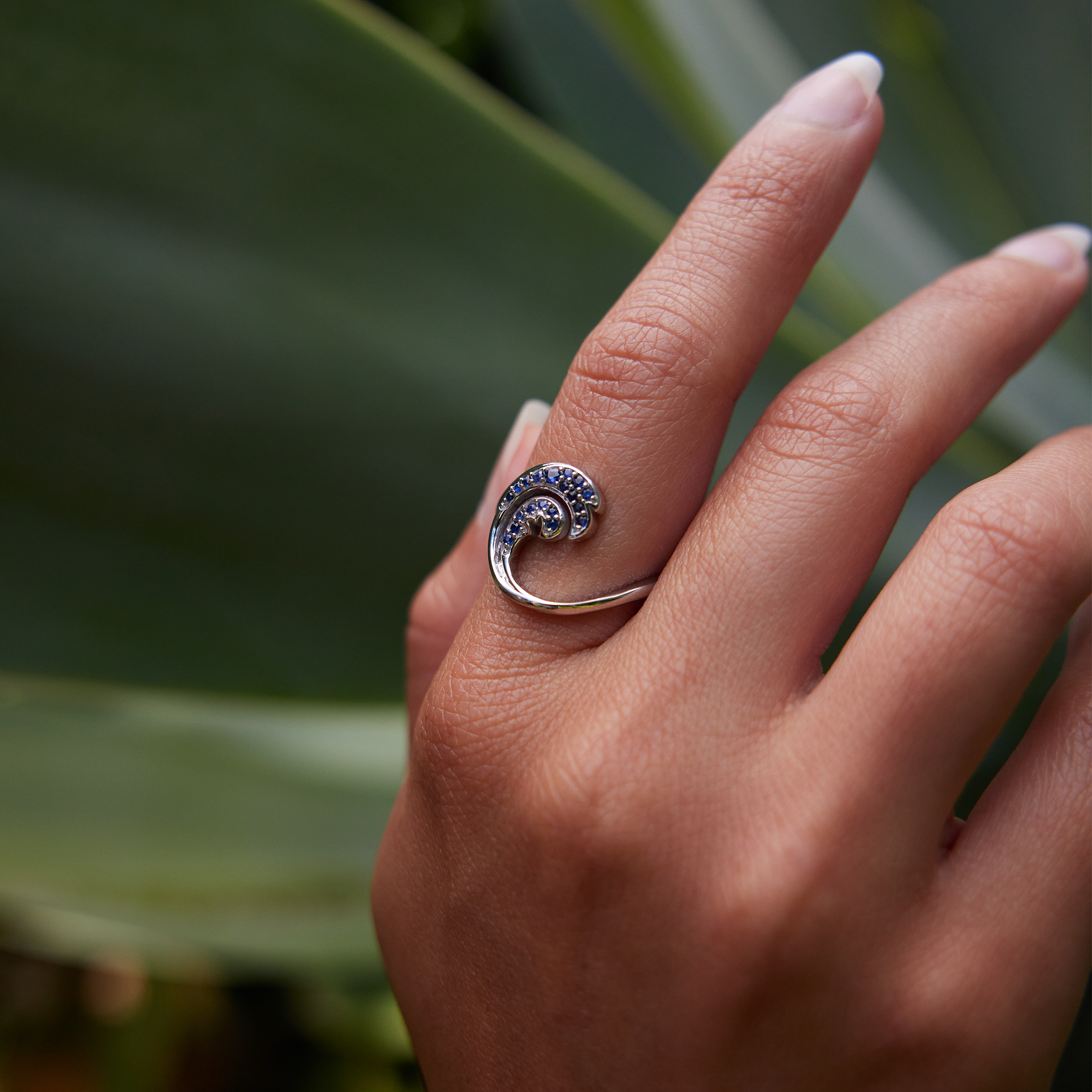 Nalu Ring in White Gold with Blue Sapphires - 15mm