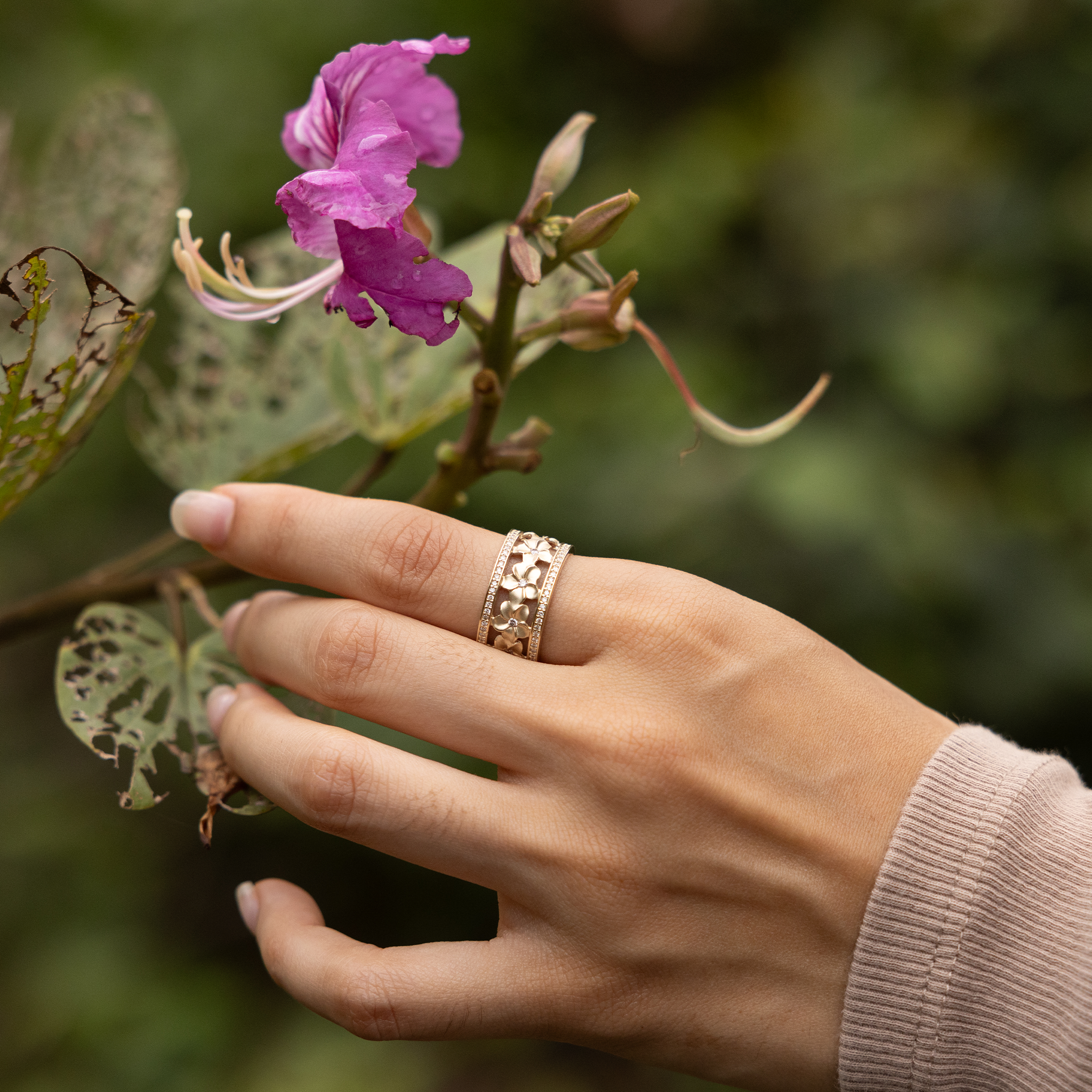Plumeria Ring in Gold with Diamonds - 10mm