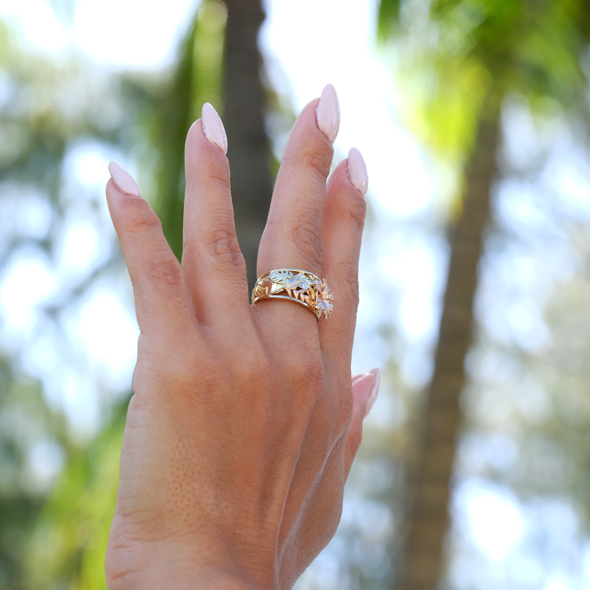 ハワイアン ガーデンズ ハイビスカス リングをはめた女性の手 - 12mm - Maui Divers Jewelry