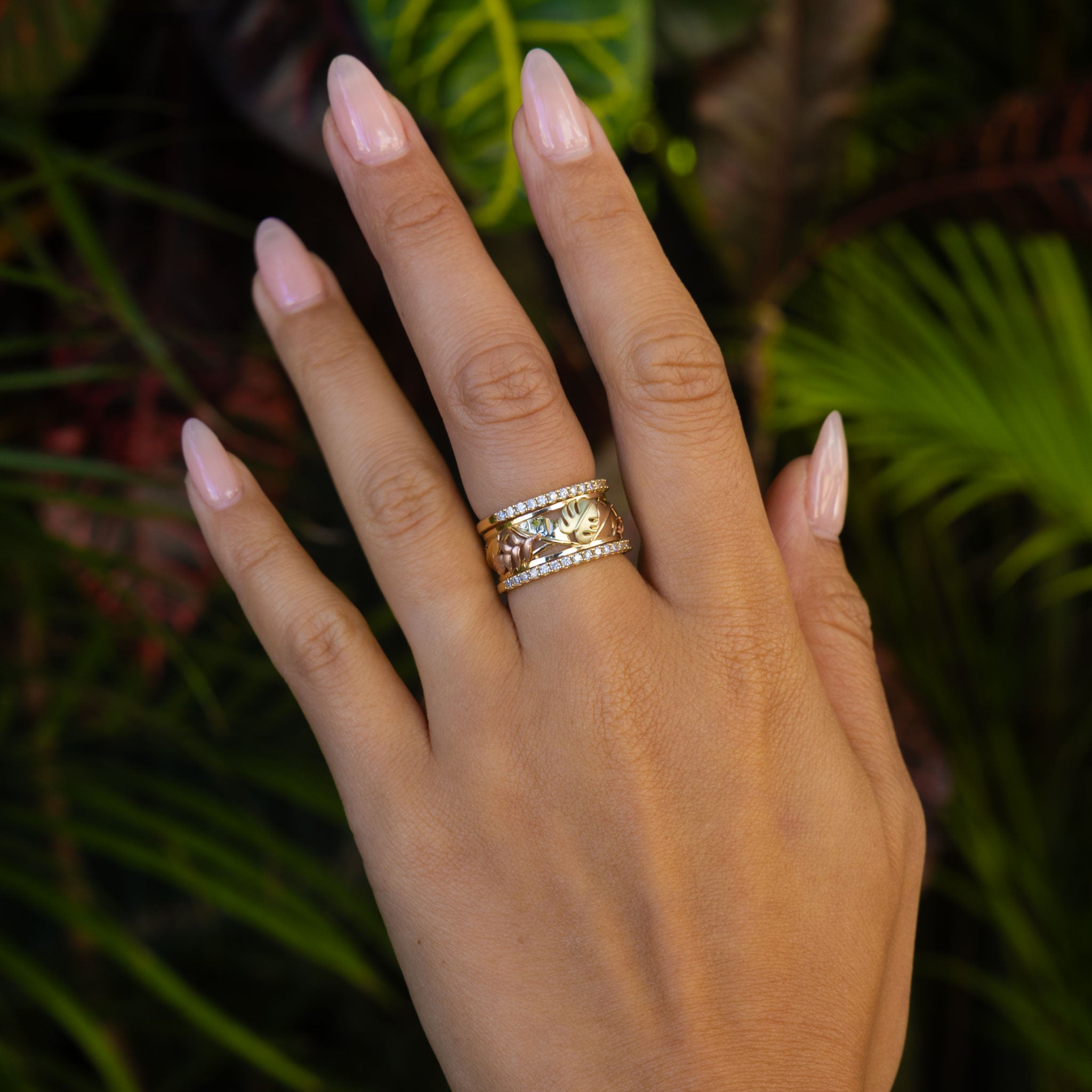 Hawaiian Gardens Monstera & Heliconia Ring in Tri Color Gold - 8mm