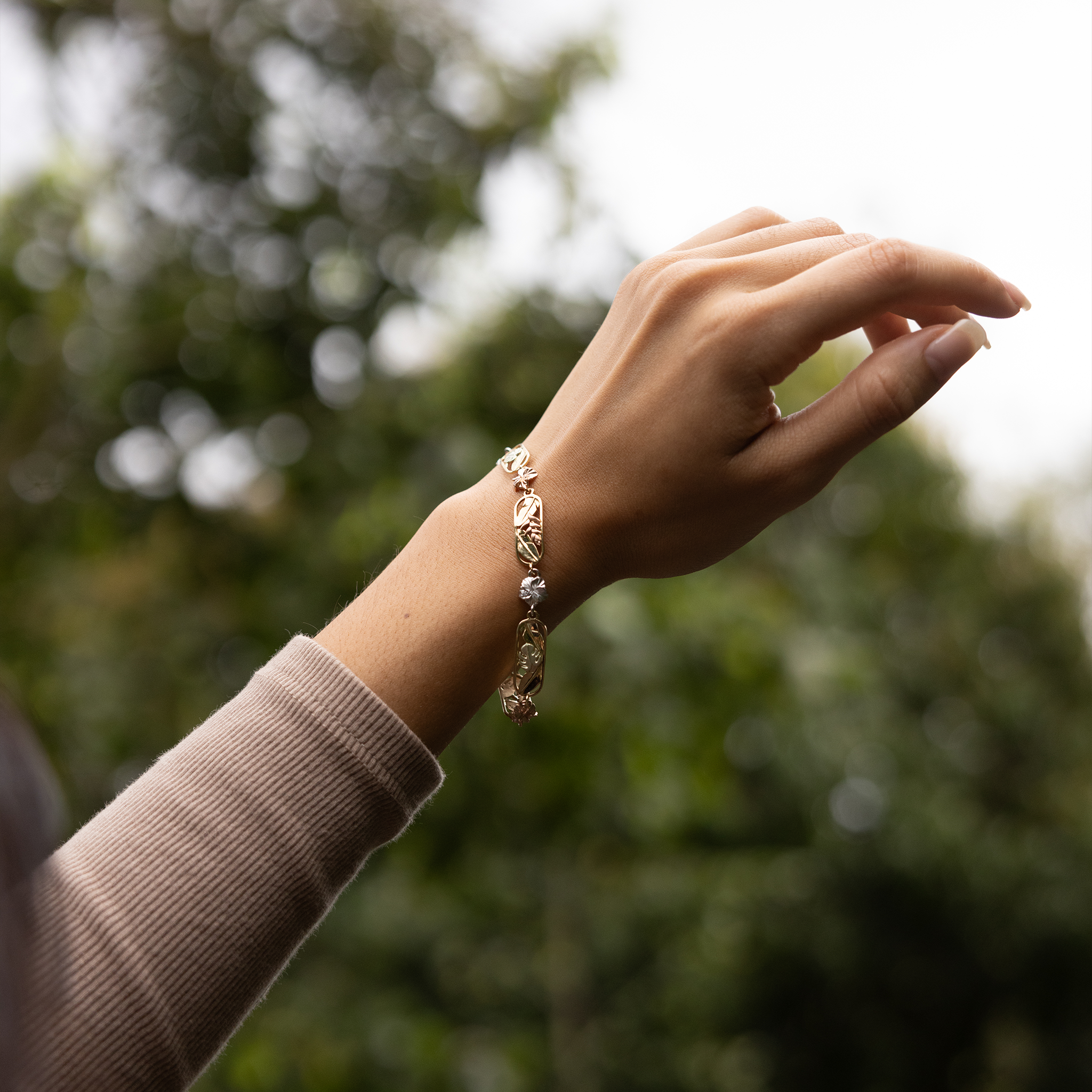 7.25-8.25" Adjustable Hawaiian Gardens Hibiscus Bracelet in Four Tone Gold with Diamonds