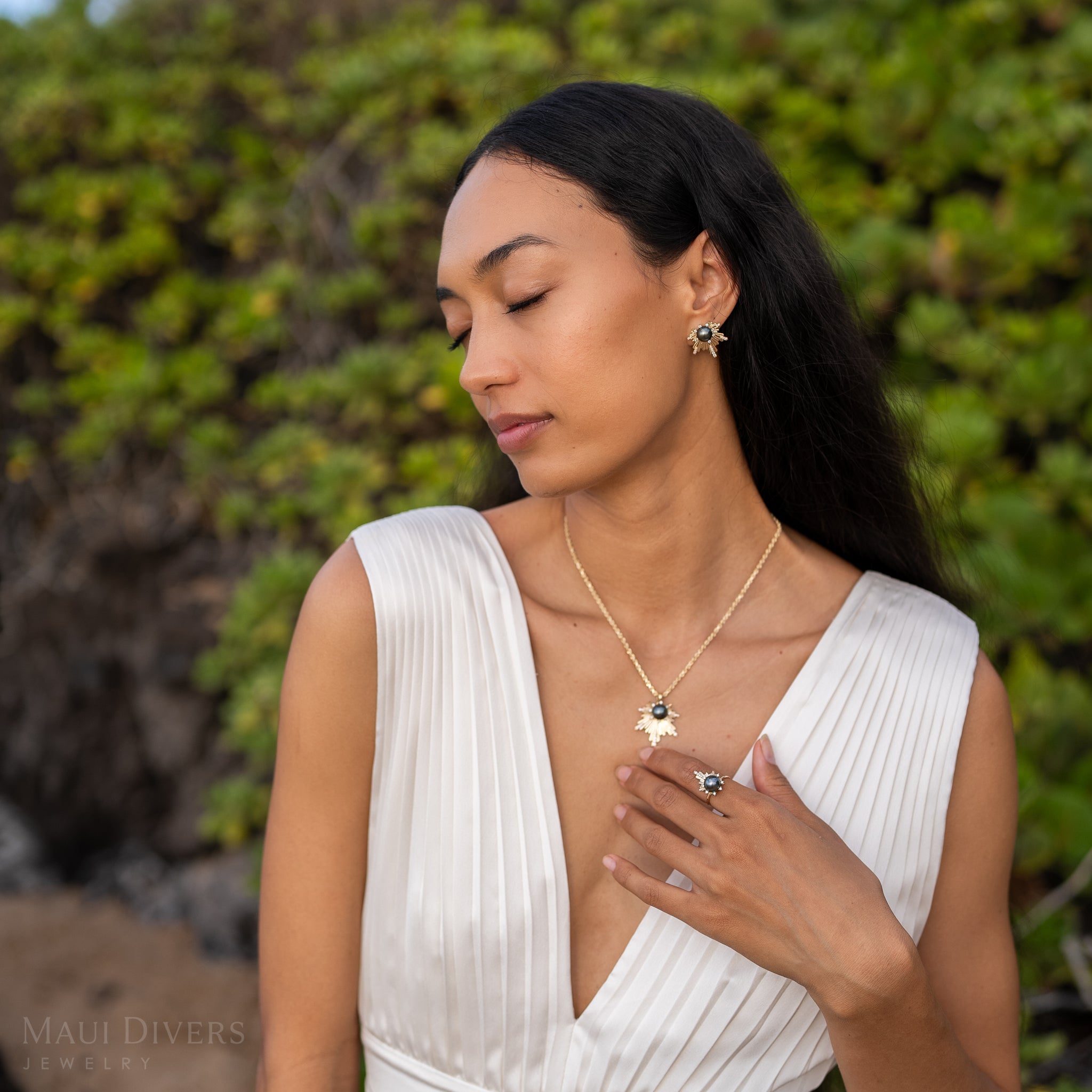 E Hoʻāla Tahitian Black Pearl Earrings in Gold with Diamonds - 23mm