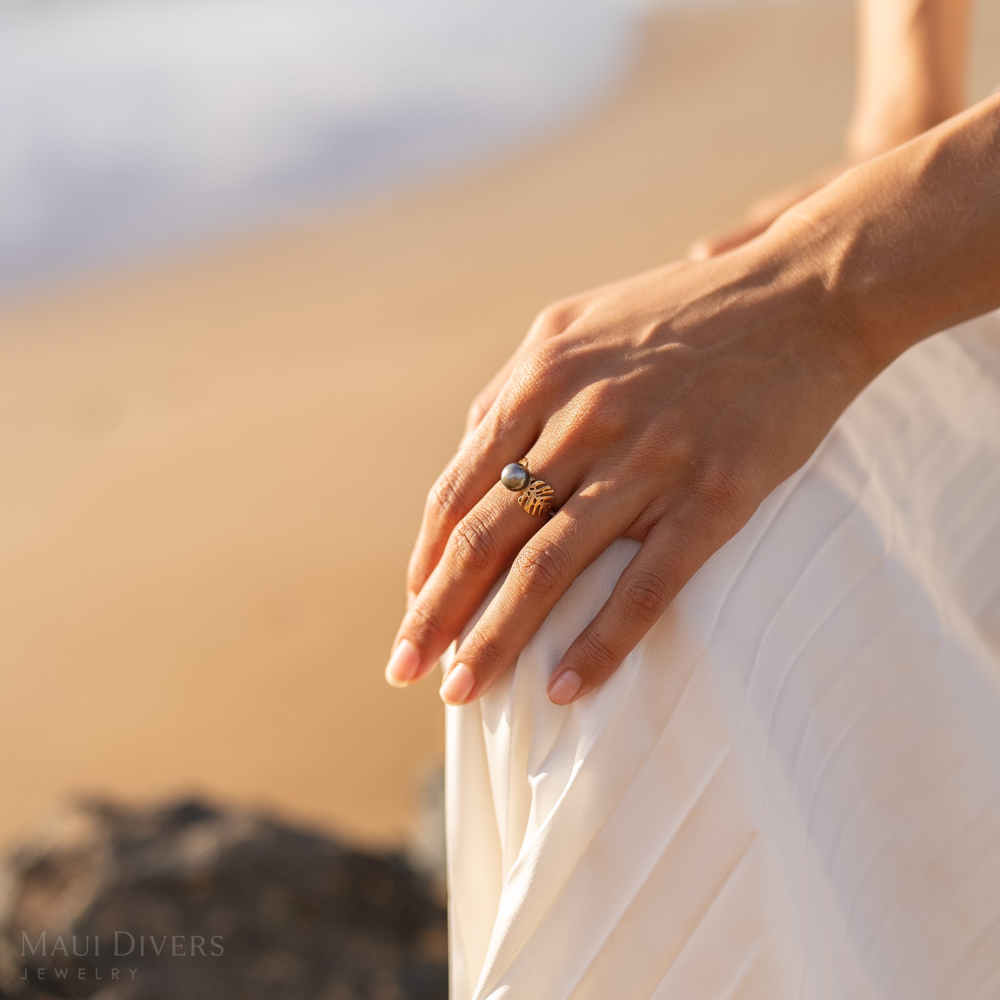 Monstera Tahitian Black Pearl Ring in Gold - 8-9mm