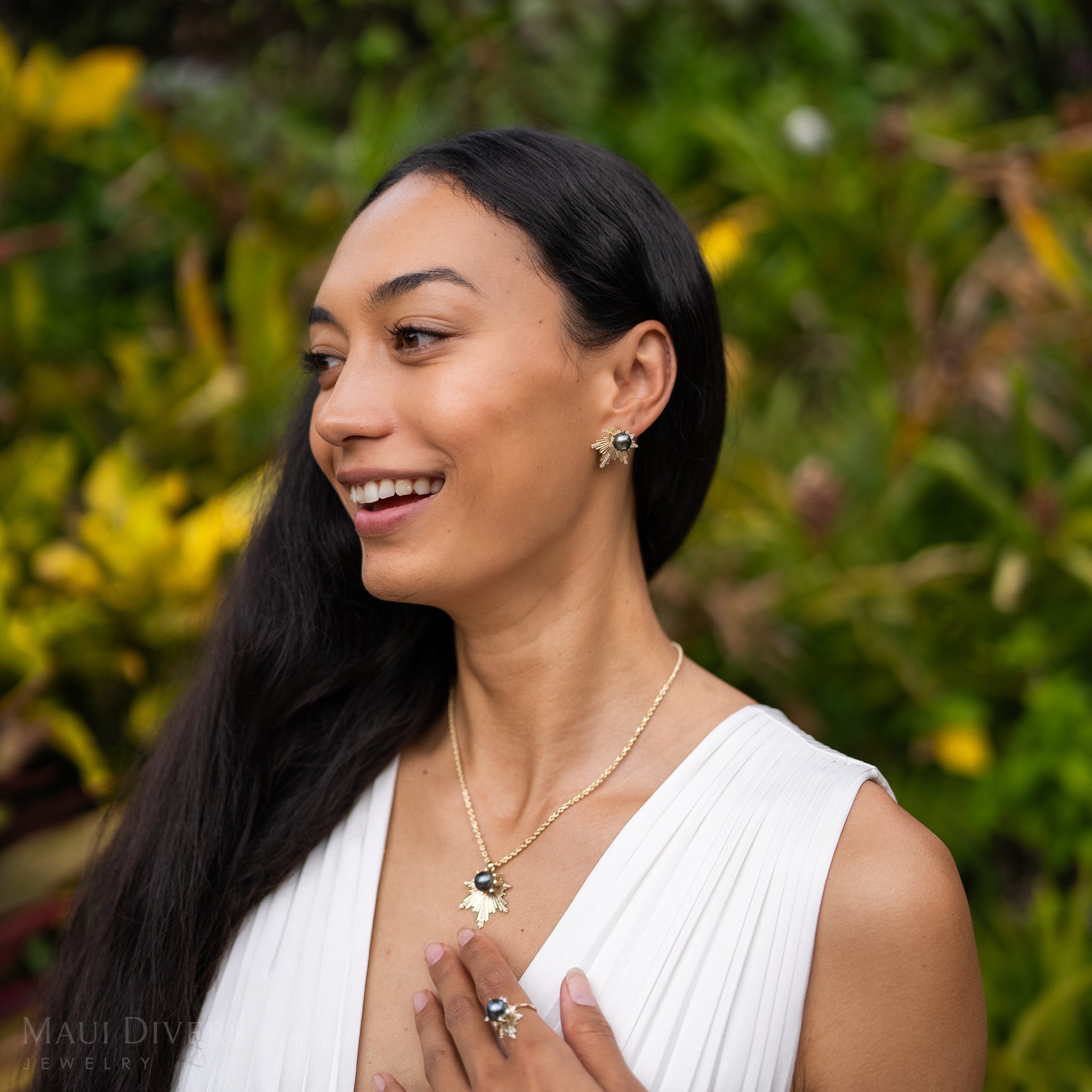 E Hoʻāla Tahitian Black Pearl Earrings in Gold with Diamonds - 23mm