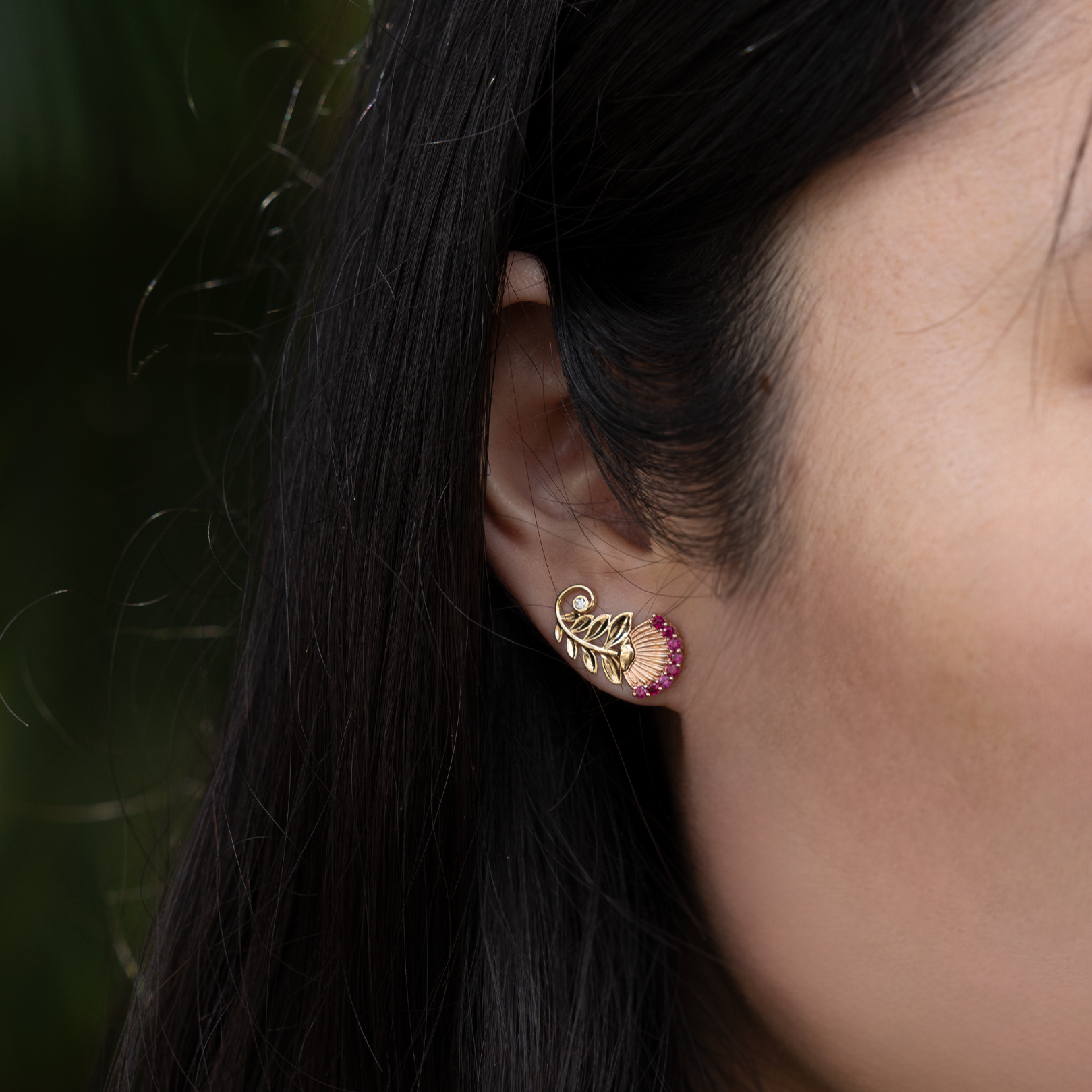 ダイヤモンドと2つのトーンゴールドのOhia lehua ruby​​ earrings -19mm