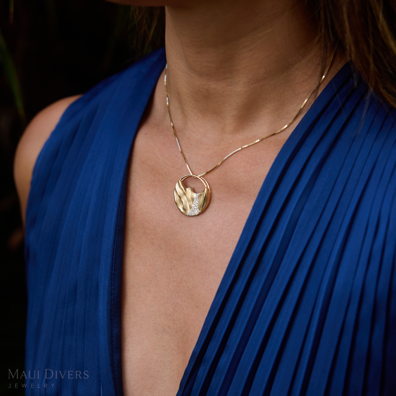 Koʻolau Waterfall Pendant in Gold with Diamonds - 26mm