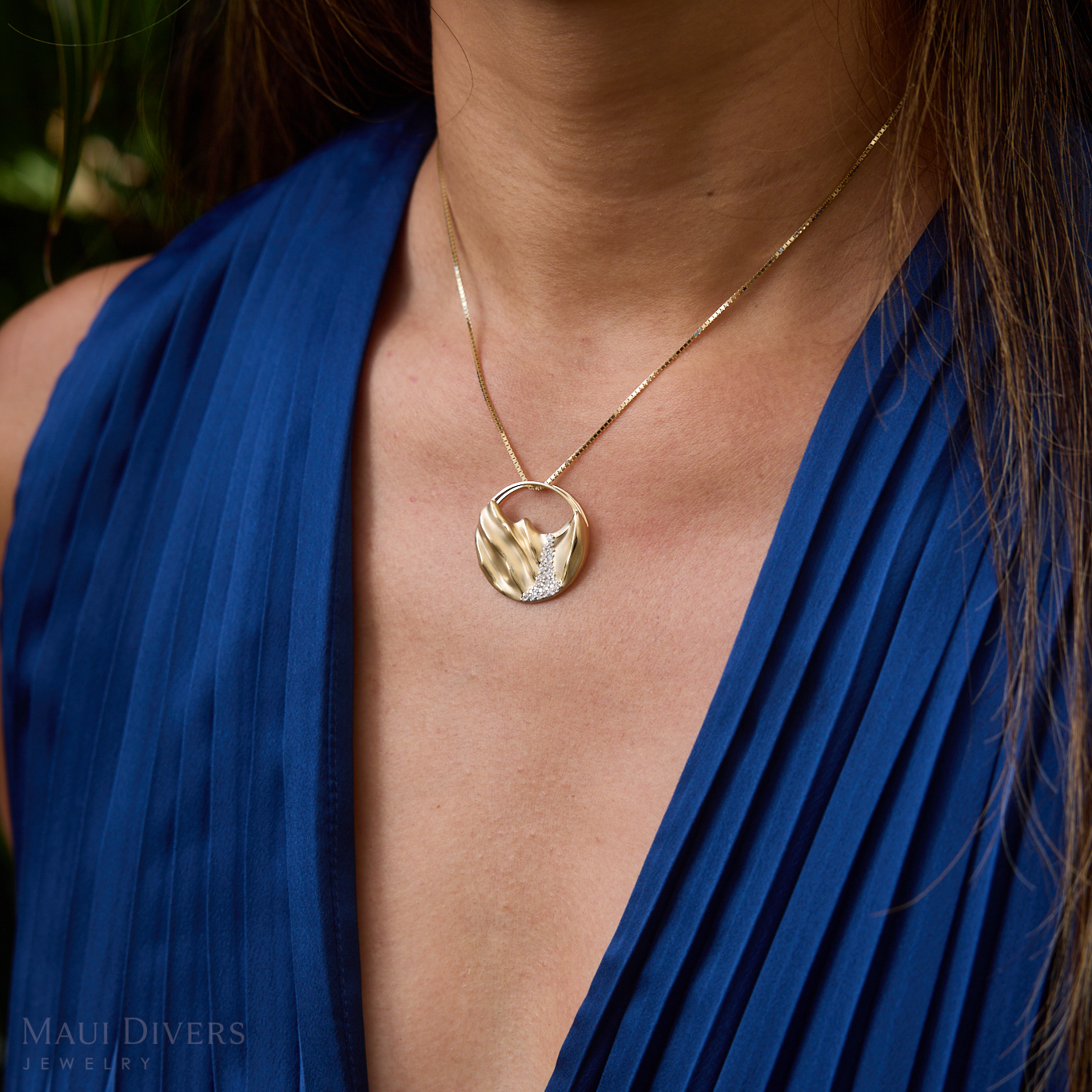 Koʻolau Waterfall Pendant in Gold with Diamonds - 26mm