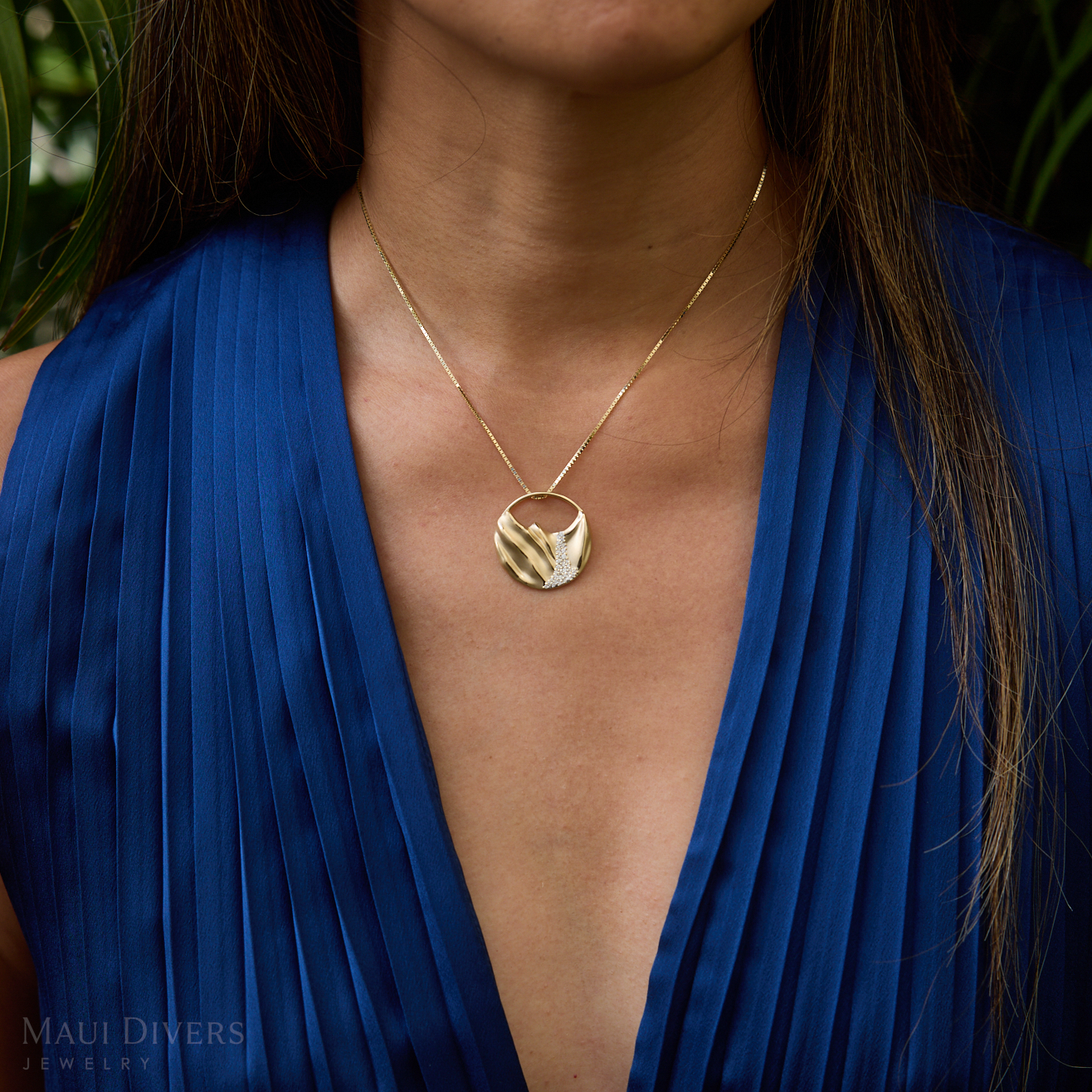 Koʻolau Waterfall Pendant in Gold with Diamonds - 26mm