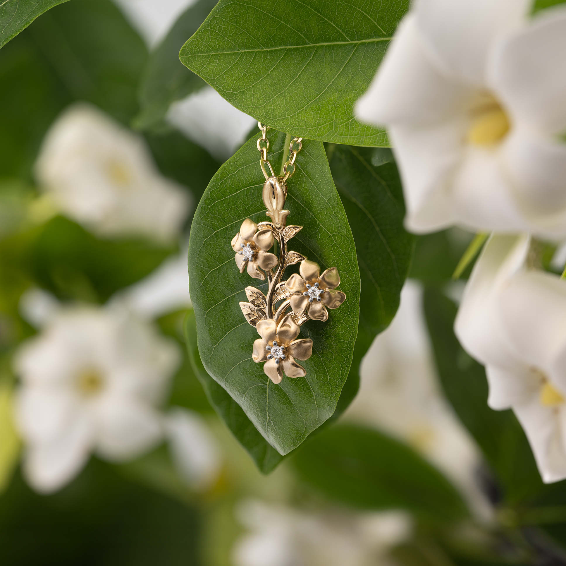 Nāʻū Pendant in Gold with Diamonds - 40mm