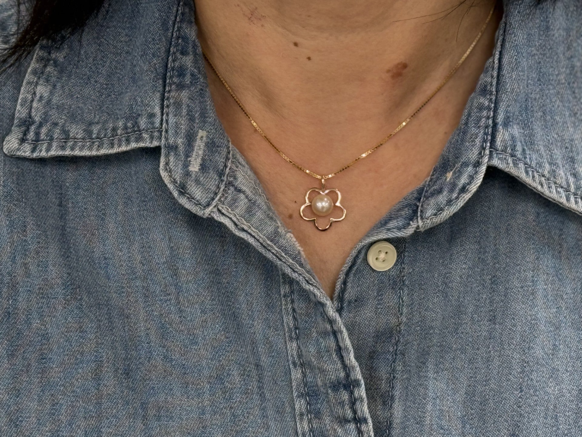 Pick A Pearl Plumeria Pendant in Gold - 15mm