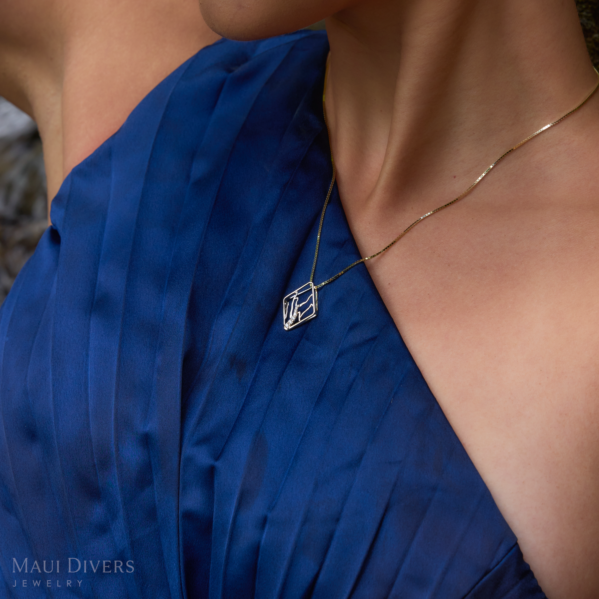 Koʻolau Waterfall Pendant in Gold with Diamonds - 22mm