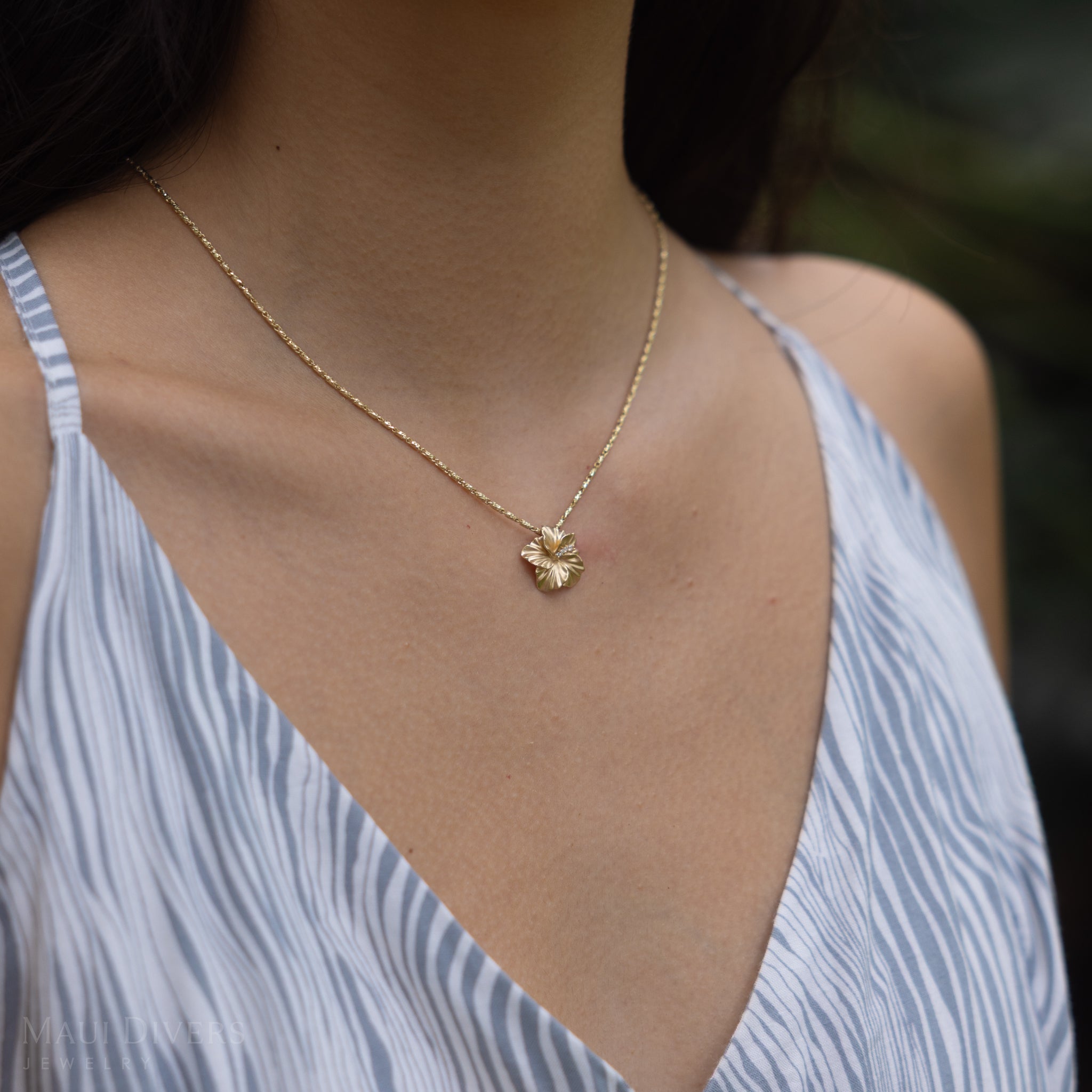 Hawaiian Gardens Hibiscus Pendant in Gold with Diamonds - 15mm