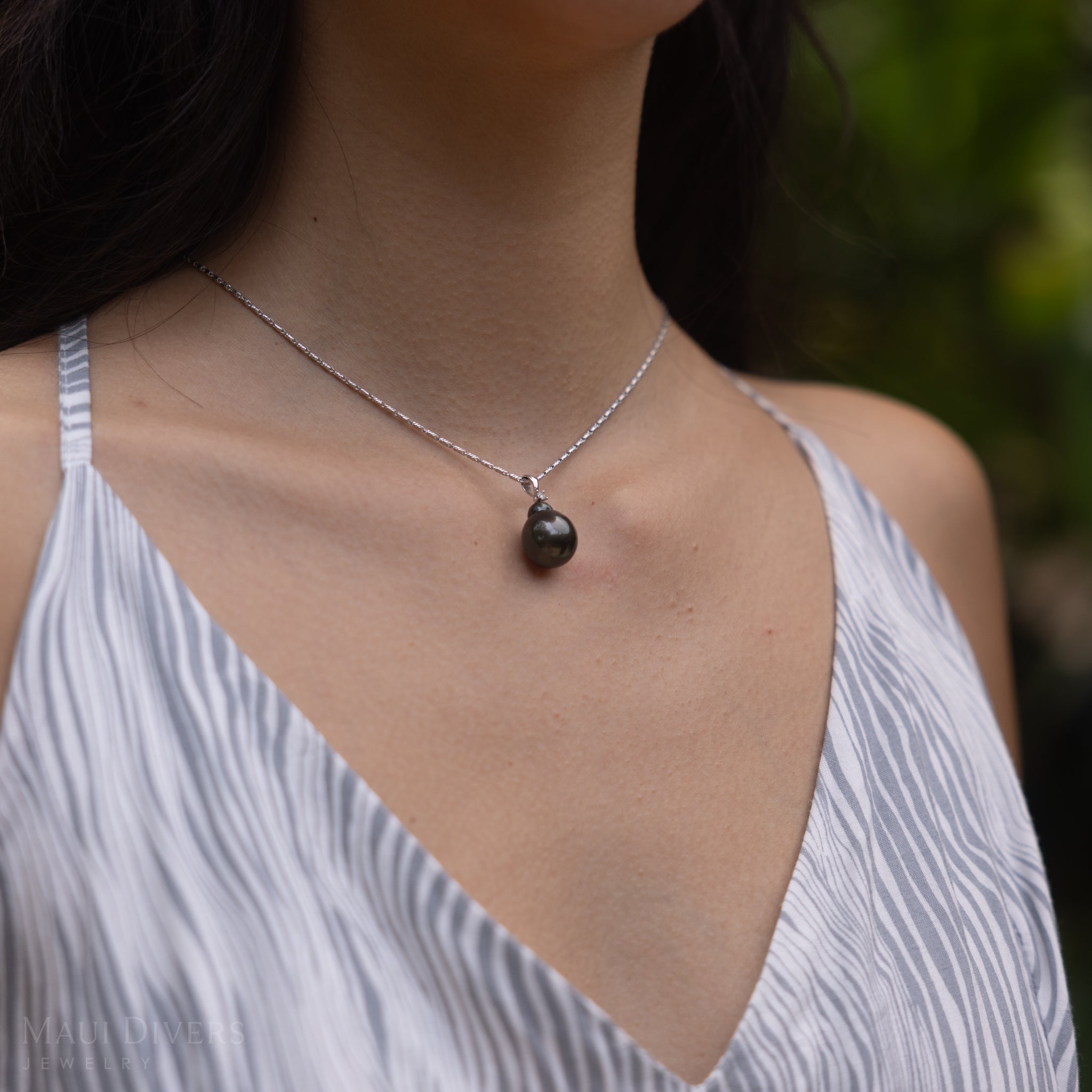 Tahitian Black Pearl Pendant in White Gold with Diamond - 11-12mm