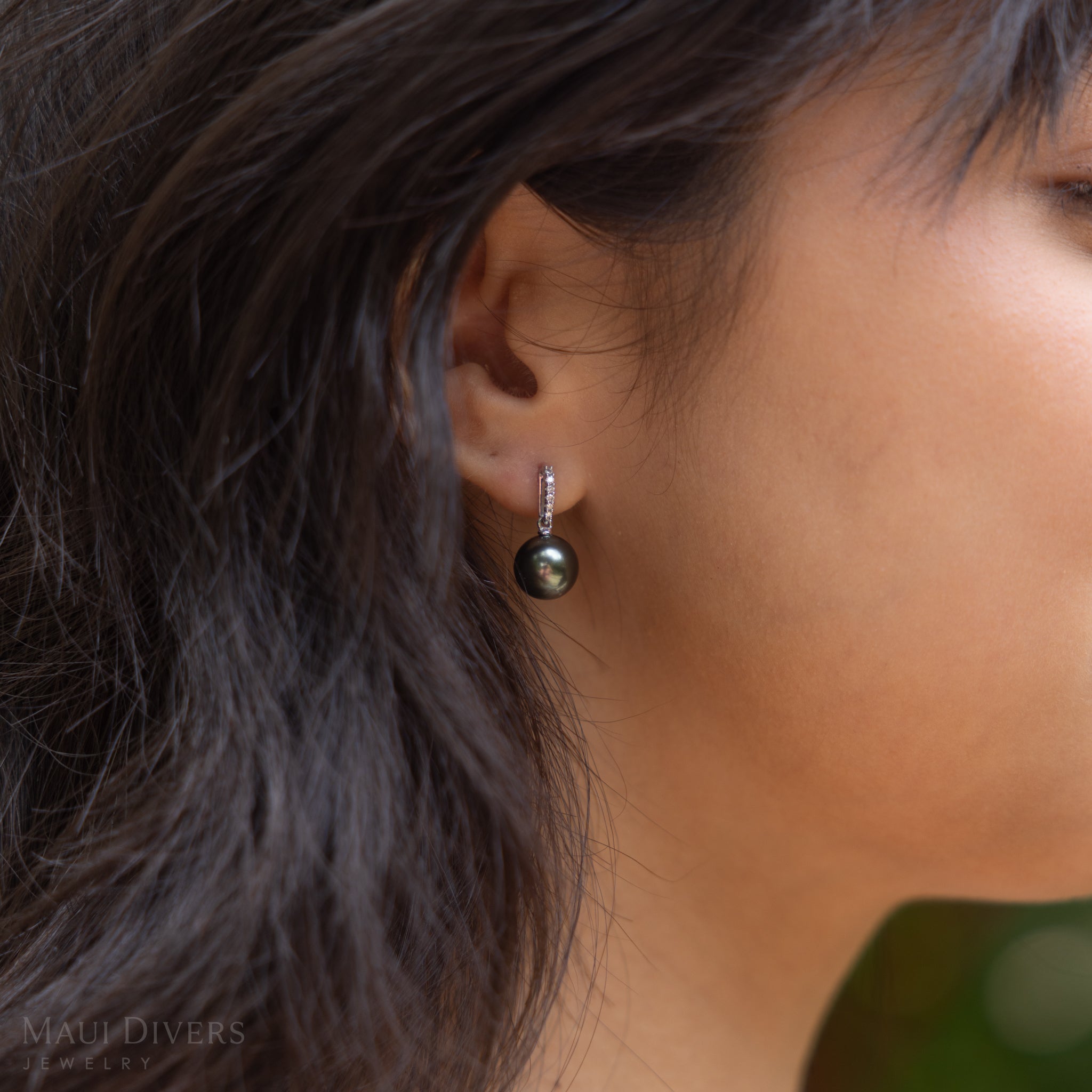 Tahitian Black Pearl Earrings in White Gold with Diamonds - 9-10mm