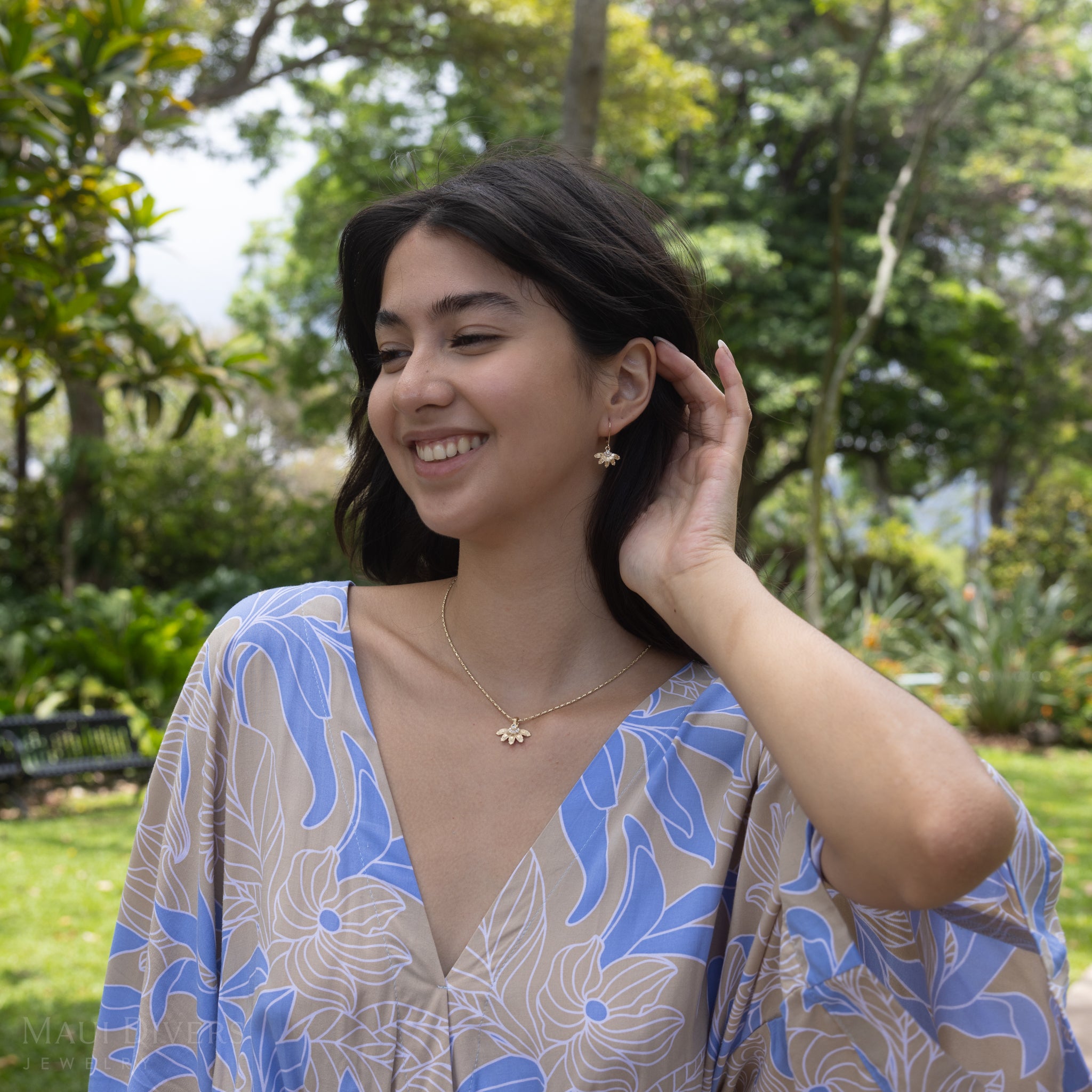 Mountain Naupaka Pendant in Gold with Diamonds - 18mm