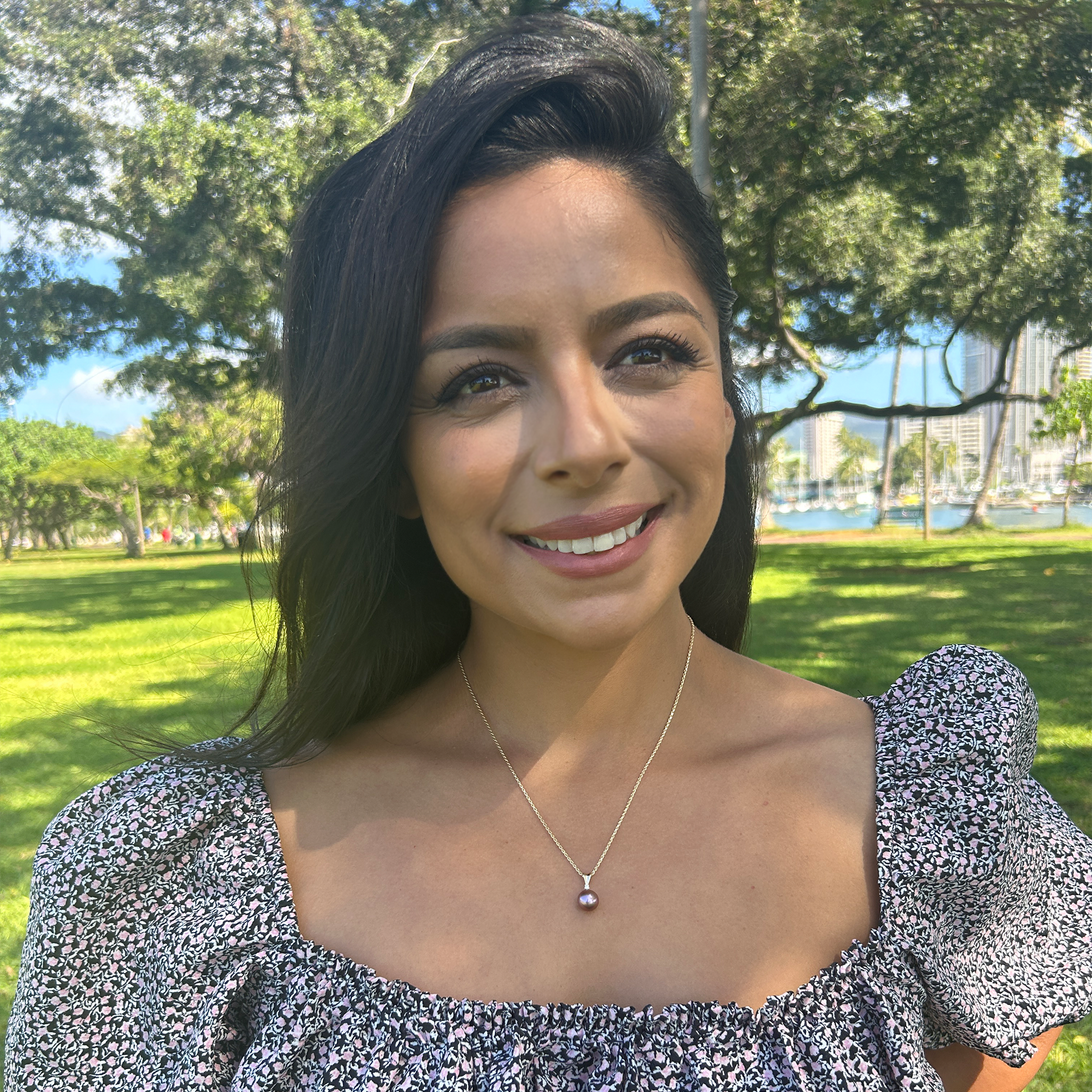 A woman wearing a Lilac Freshwater Pearl Pendant in Gold with Diamond - 9-10mm - Maui Divers Jewelry